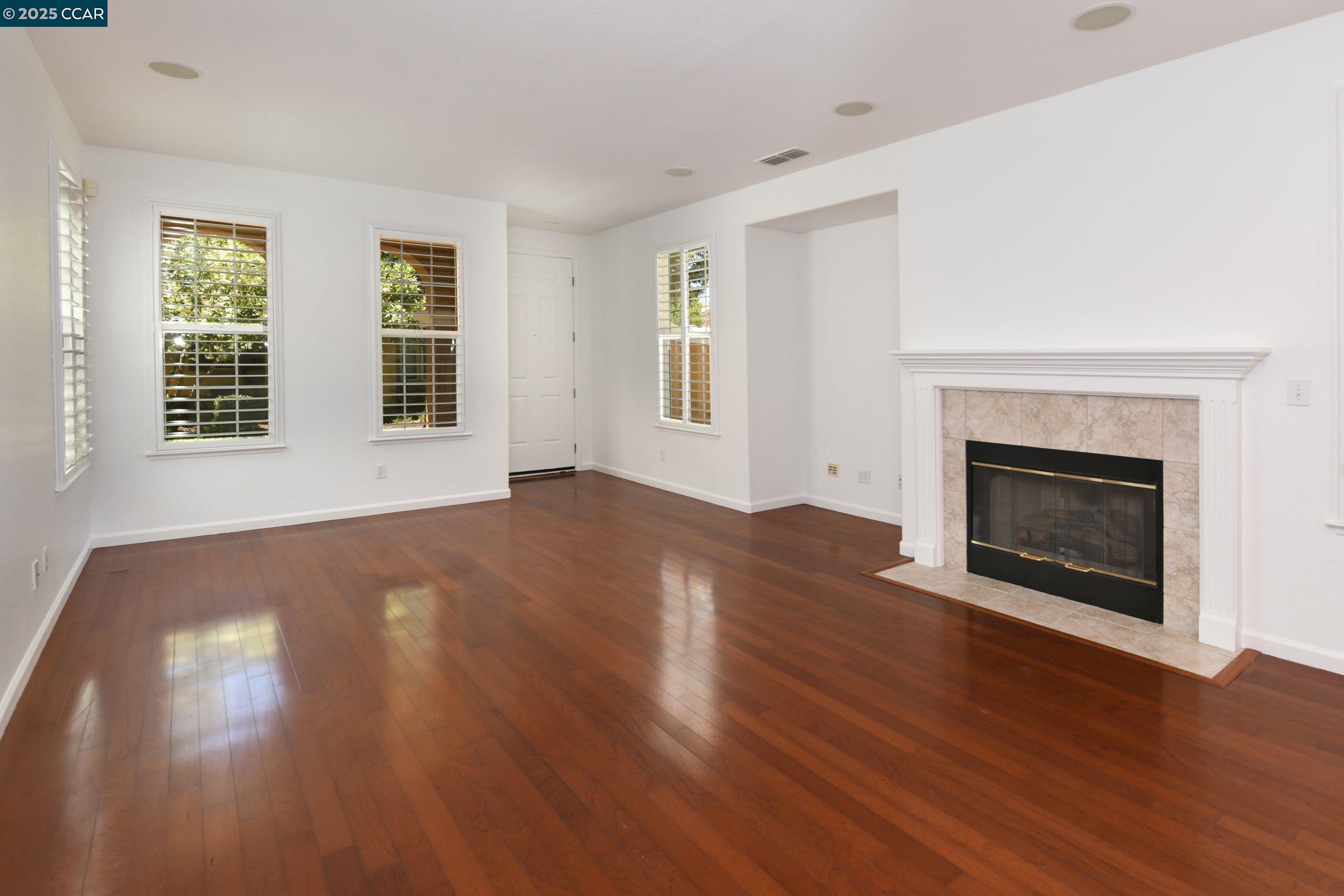 Detail Gallery Image 2 of 30 For 90 W Amistad Ln, Mountain House,  CA 95391 - 3 Beds | 2/1 Baths