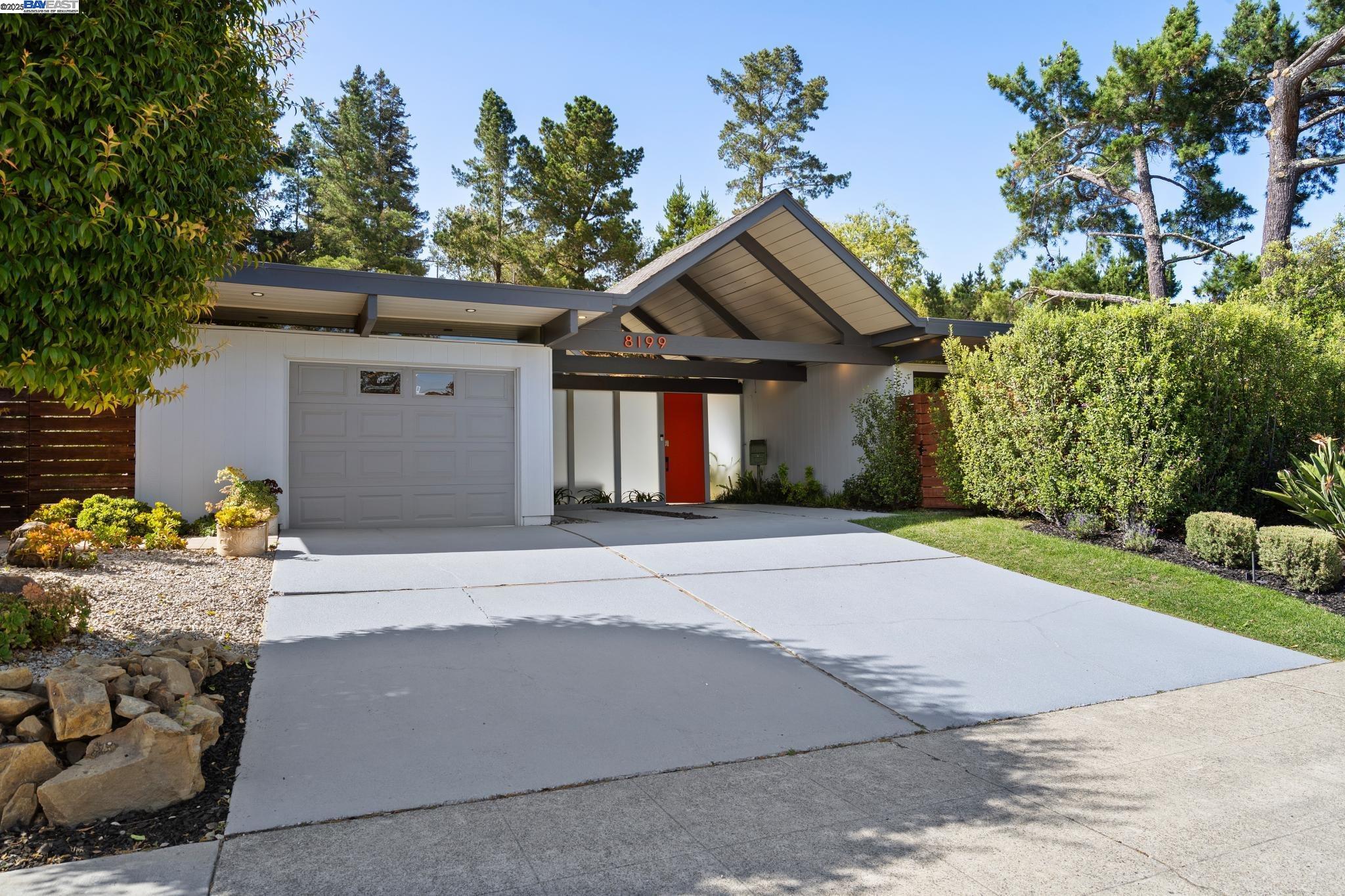 Detail Gallery Image 1 of 1 For 8199 Hansom Dr, Oakland,  CA 94605 - 4 Beds | 2/1 Baths