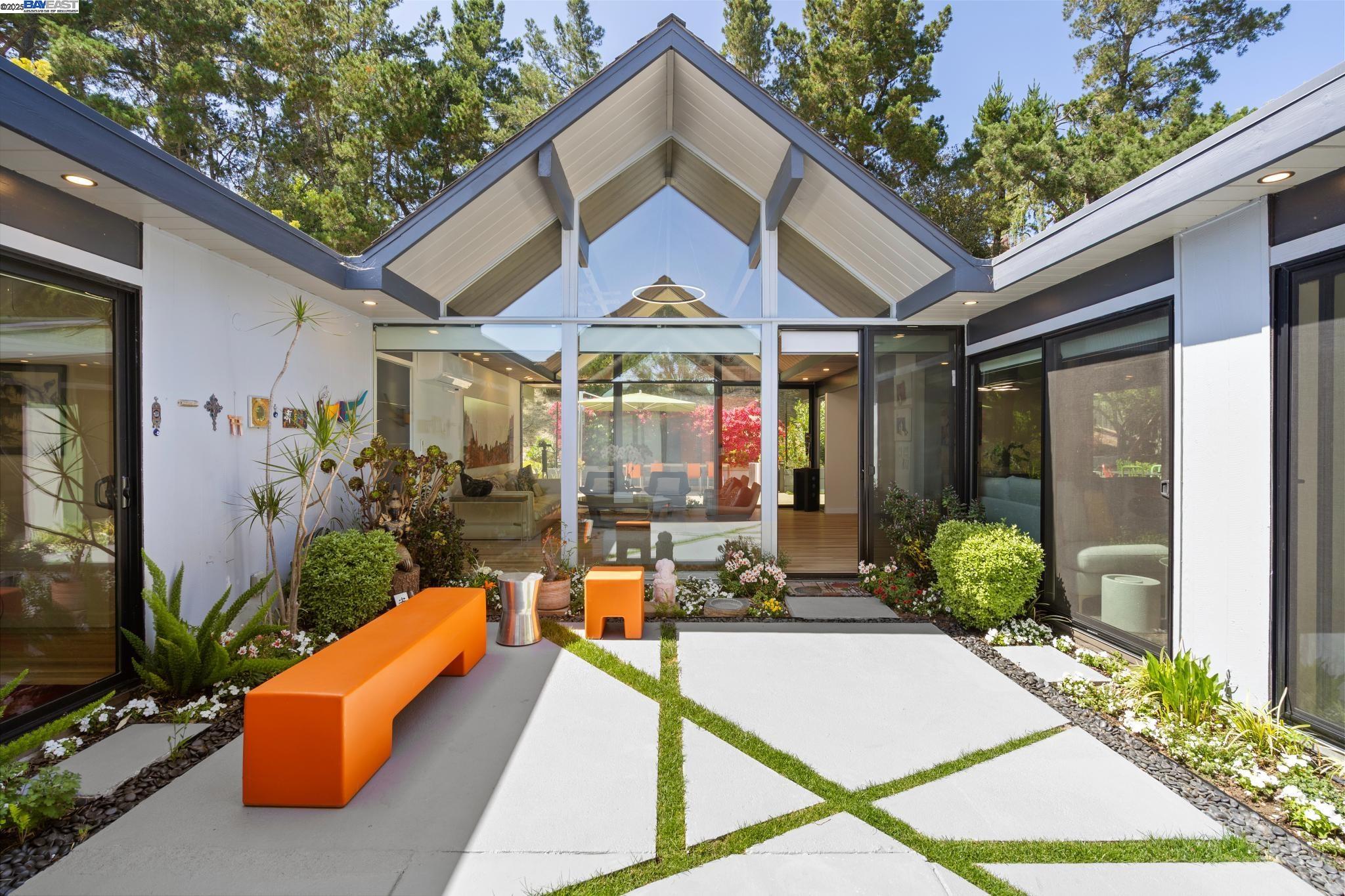 8199 Hansom Dr, Oakland, California 94605, 4 Bedrooms Bedrooms, 8 Rooms Rooms,2 BathroomsBathrooms,Residential,For Sale,8199 Hansom Dr,41099733