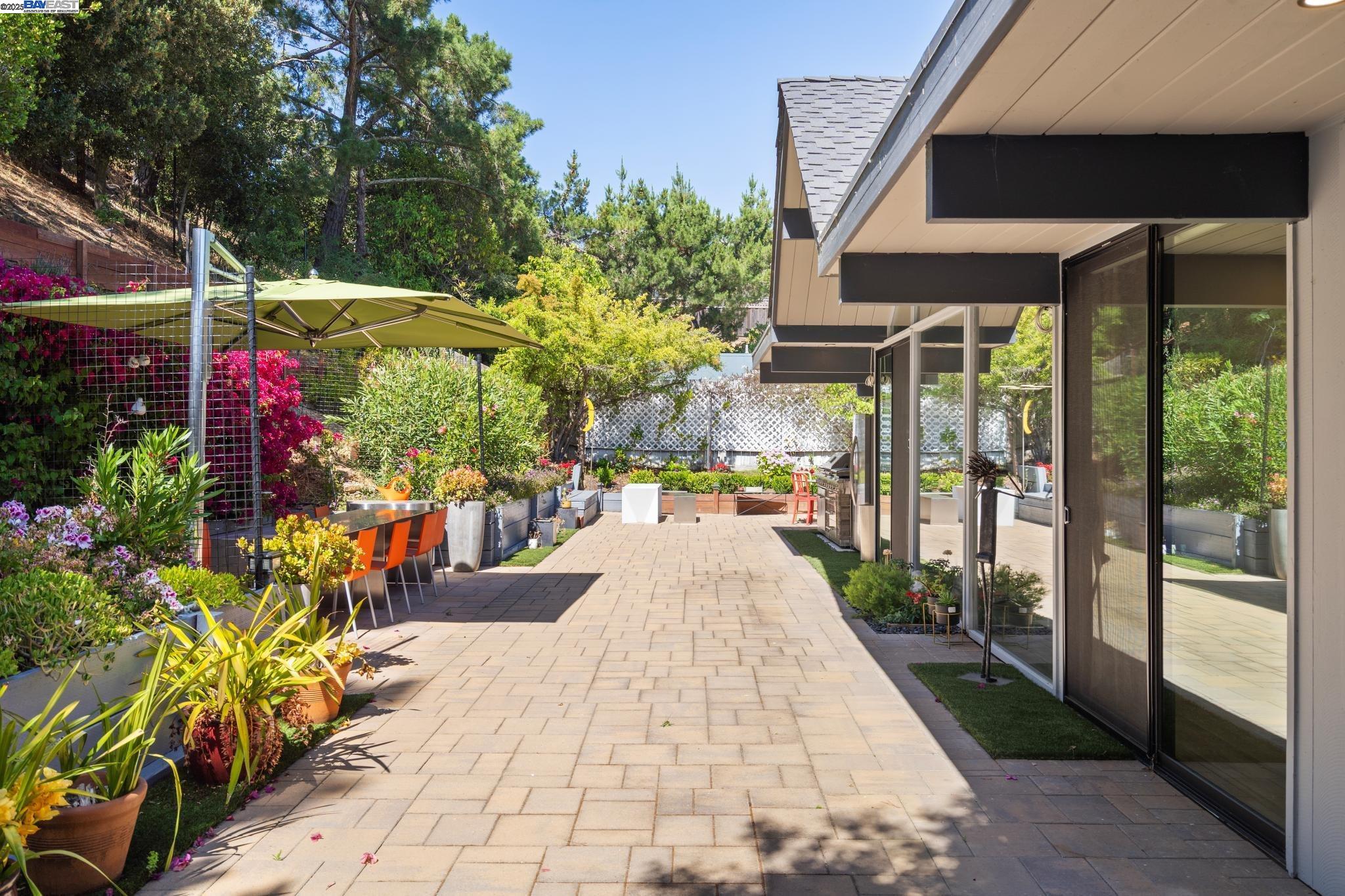 8199 Hansom Dr, Oakland, California 94605, 4 Bedrooms Bedrooms, 8 Rooms Rooms,2 BathroomsBathrooms,Residential,For Sale,8199 Hansom Dr,41099733