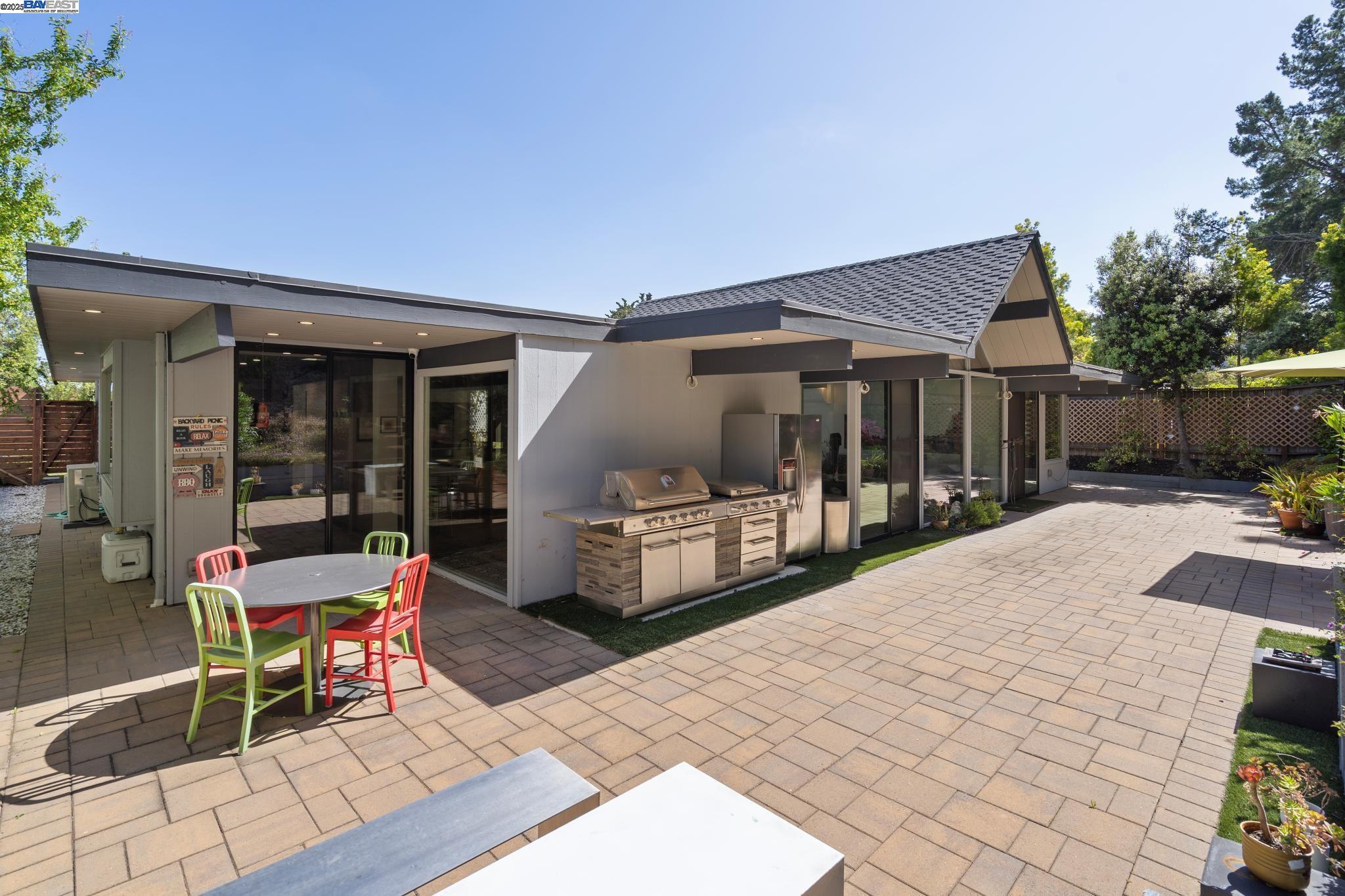 8199 Hansom Dr, Oakland, California 94605, 4 Bedrooms Bedrooms, 8 Rooms Rooms,2 BathroomsBathrooms,Residential,For Sale,8199 Hansom Dr,41099733