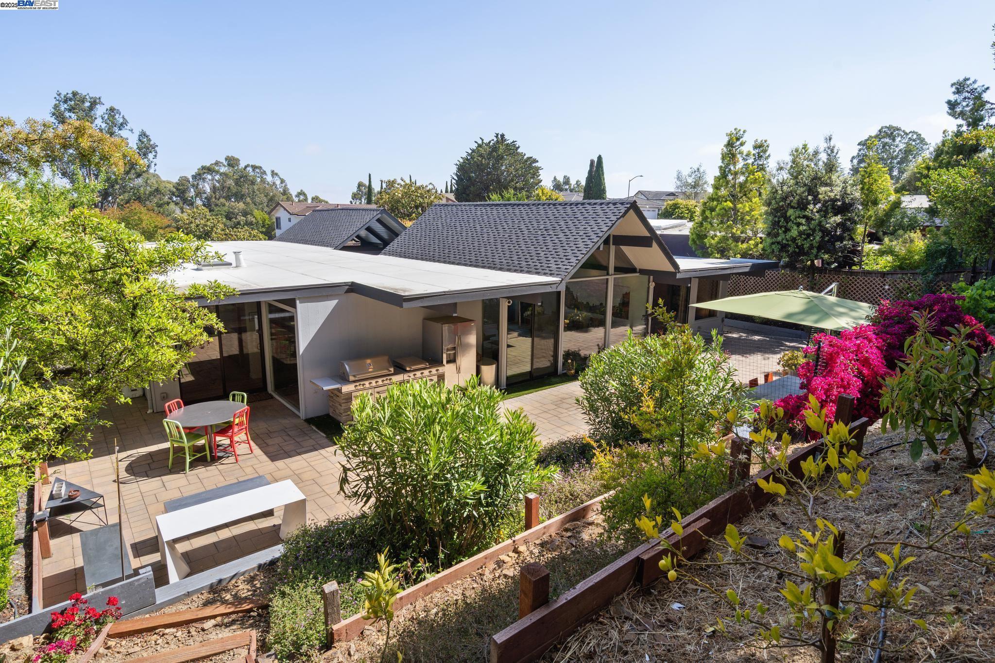 8199 Hansom Dr, Oakland, California 94605, 4 Bedrooms Bedrooms, 8 Rooms Rooms,2 BathroomsBathrooms,Residential,For Sale,8199 Hansom Dr,41099733