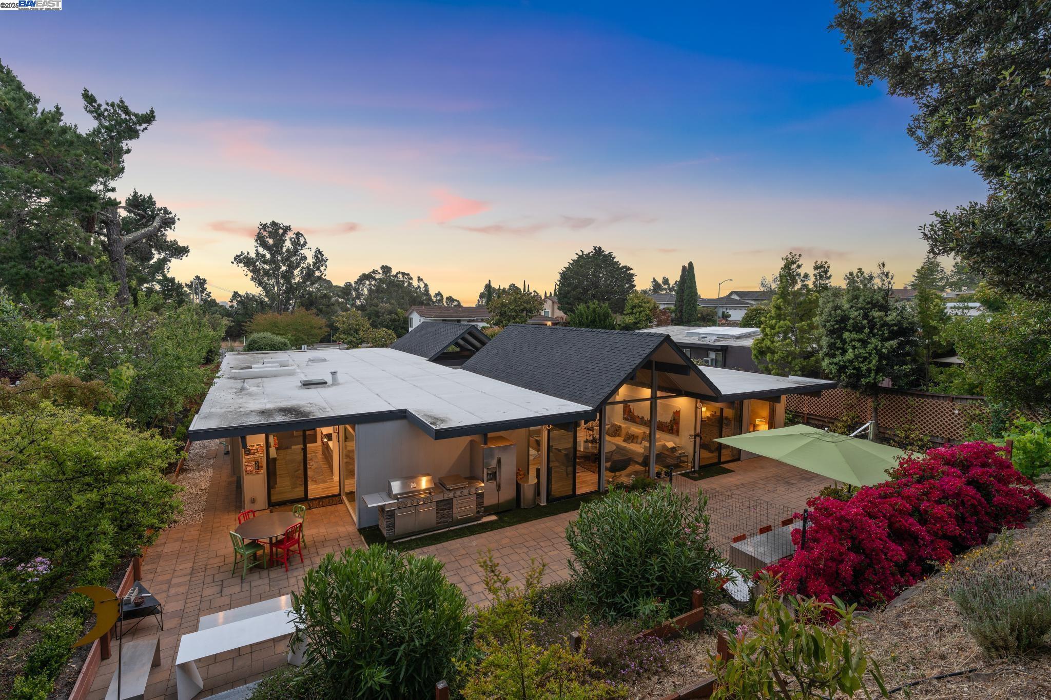 8199 Hansom Dr, Oakland, California 94605, 4 Bedrooms Bedrooms, 8 Rooms Rooms,2 BathroomsBathrooms,Residential,For Sale,8199 Hansom Dr,41099733