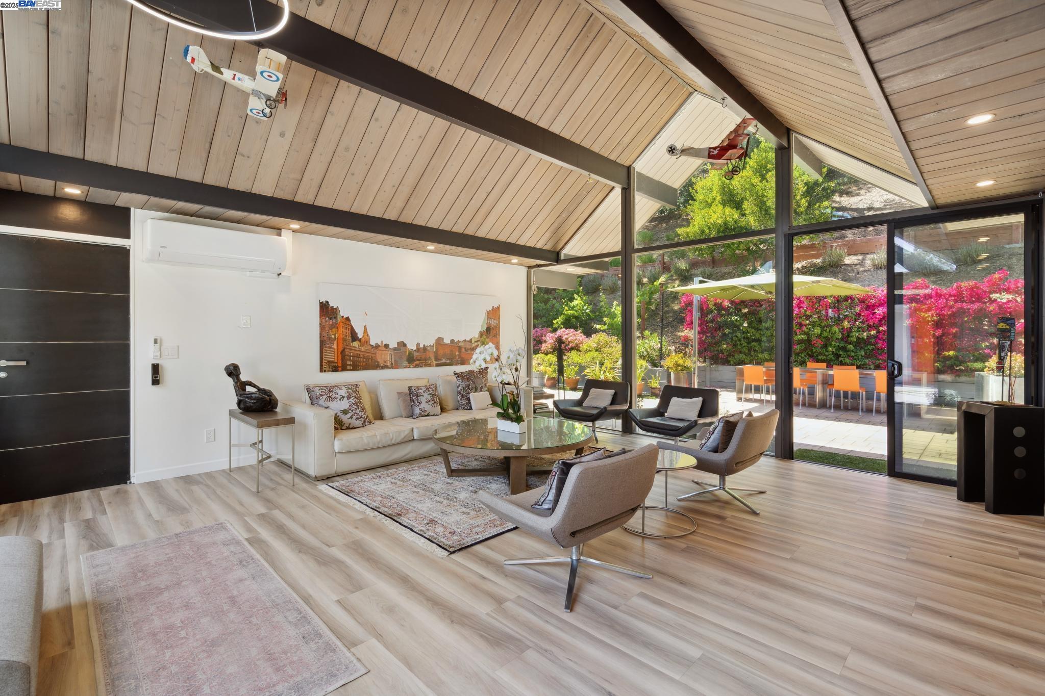 8199 Hansom Dr, Oakland, California 94605, 4 Bedrooms Bedrooms, 8 Rooms Rooms,2 BathroomsBathrooms,Residential,For Sale,8199 Hansom Dr,41099733