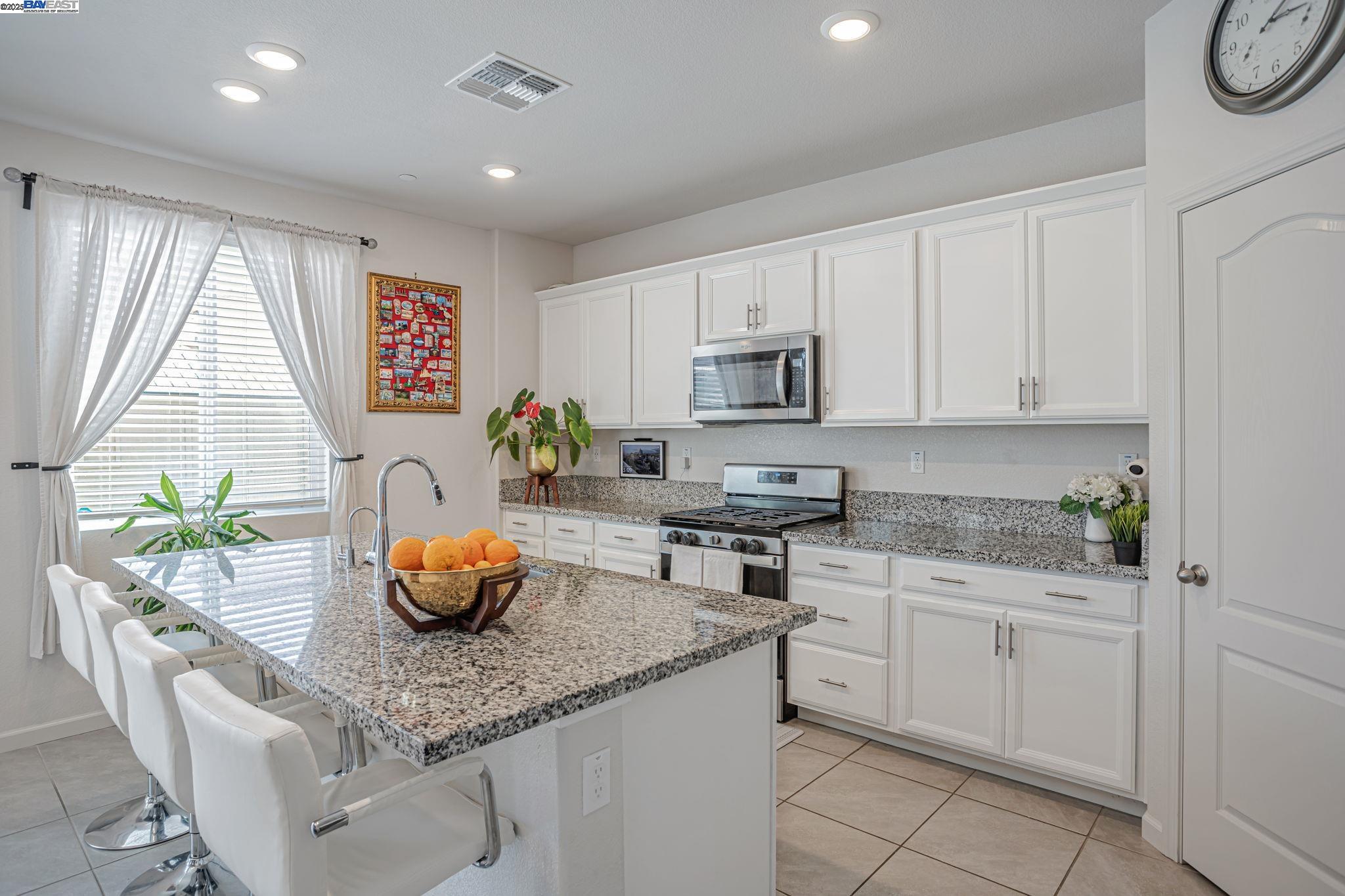 Detail Gallery Image 1 of 1 For 859 Helmsley Dr, Vacaville,  CA 95687 - 4 Beds | 3 Baths