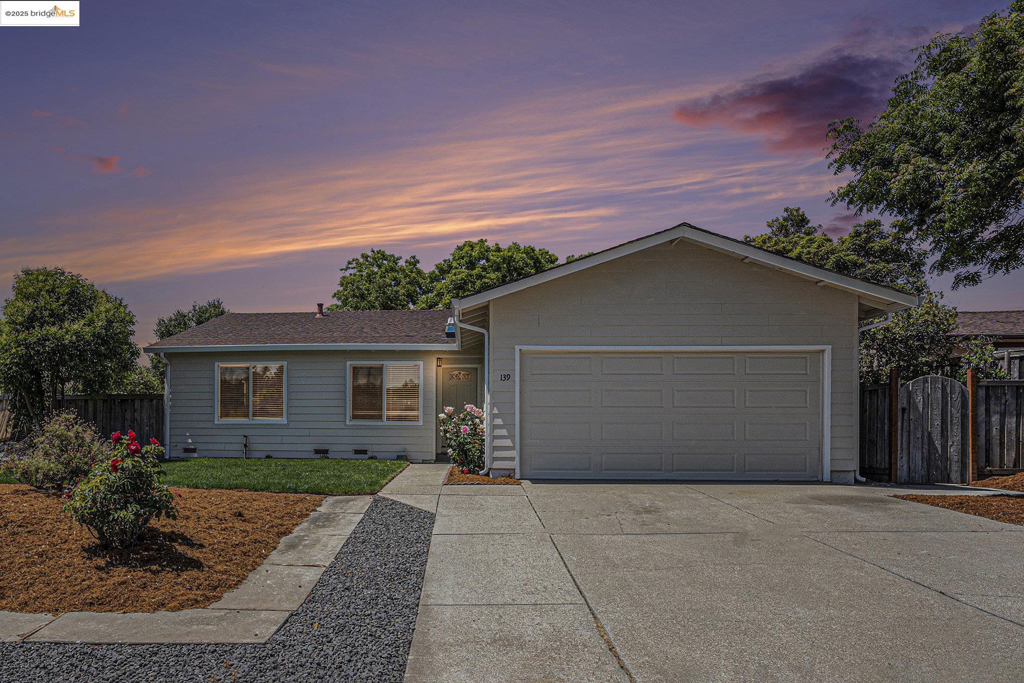 Detail Gallery Image 1 of 24 For 139 Heather Ave, Hercules,  CA 94547 - 3 Beds | 2 Baths