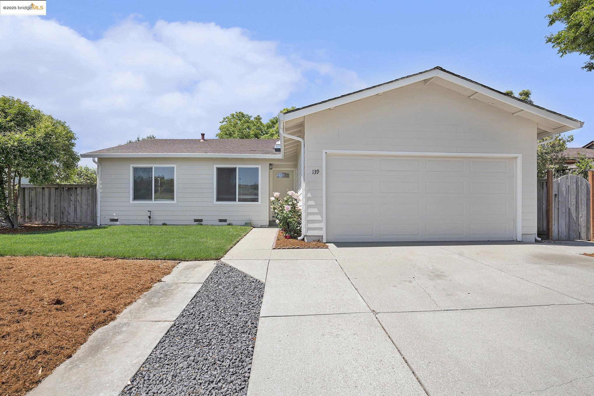 Detail Gallery Image 2 of 24 For 139 Heather Ave, Hercules,  CA 94547 - 3 Beds | 2 Baths