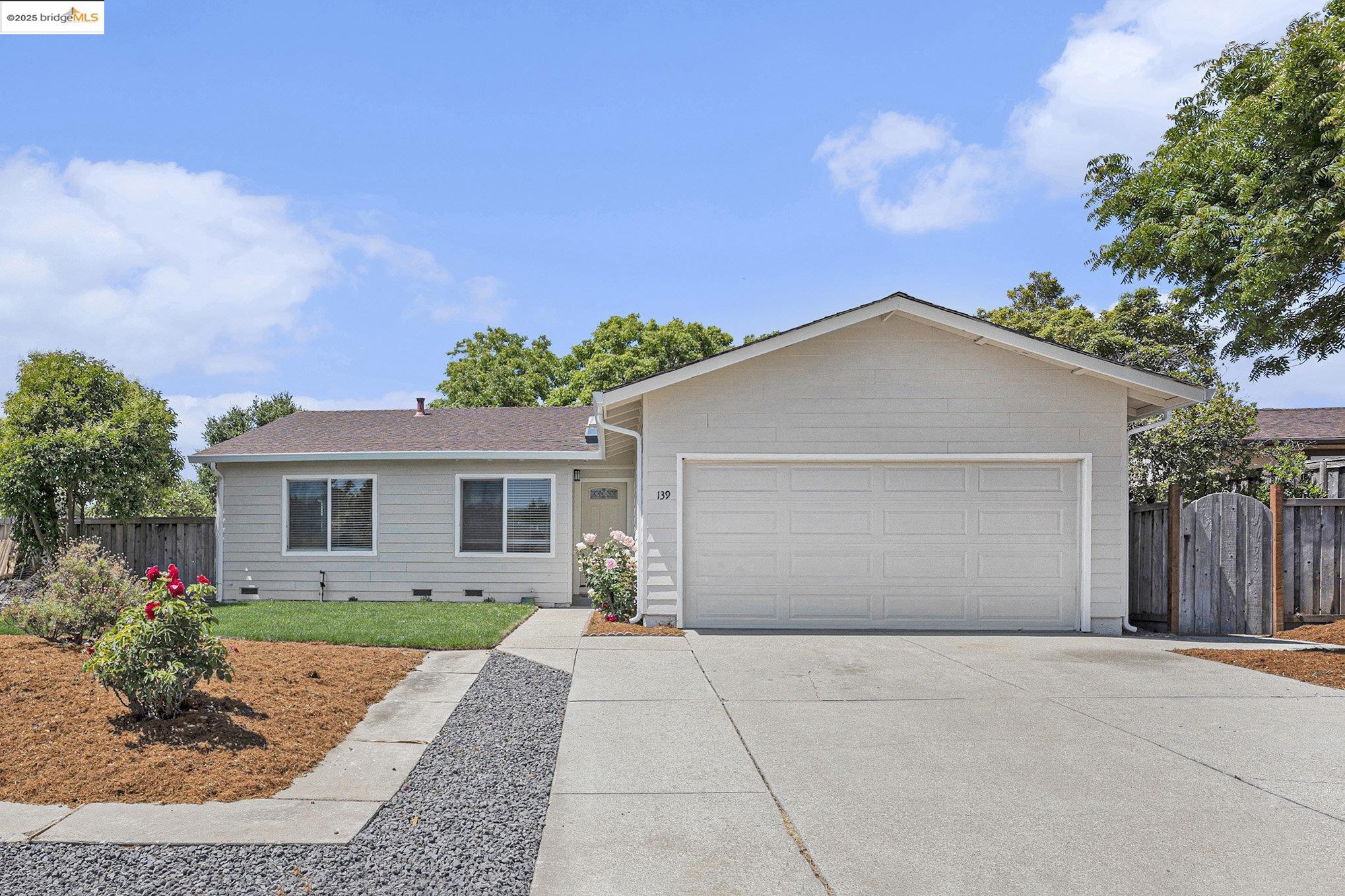 Detail Gallery Image 3 of 24 For 139 Heather Ave, Hercules,  CA 94547 - 3 Beds | 2 Baths