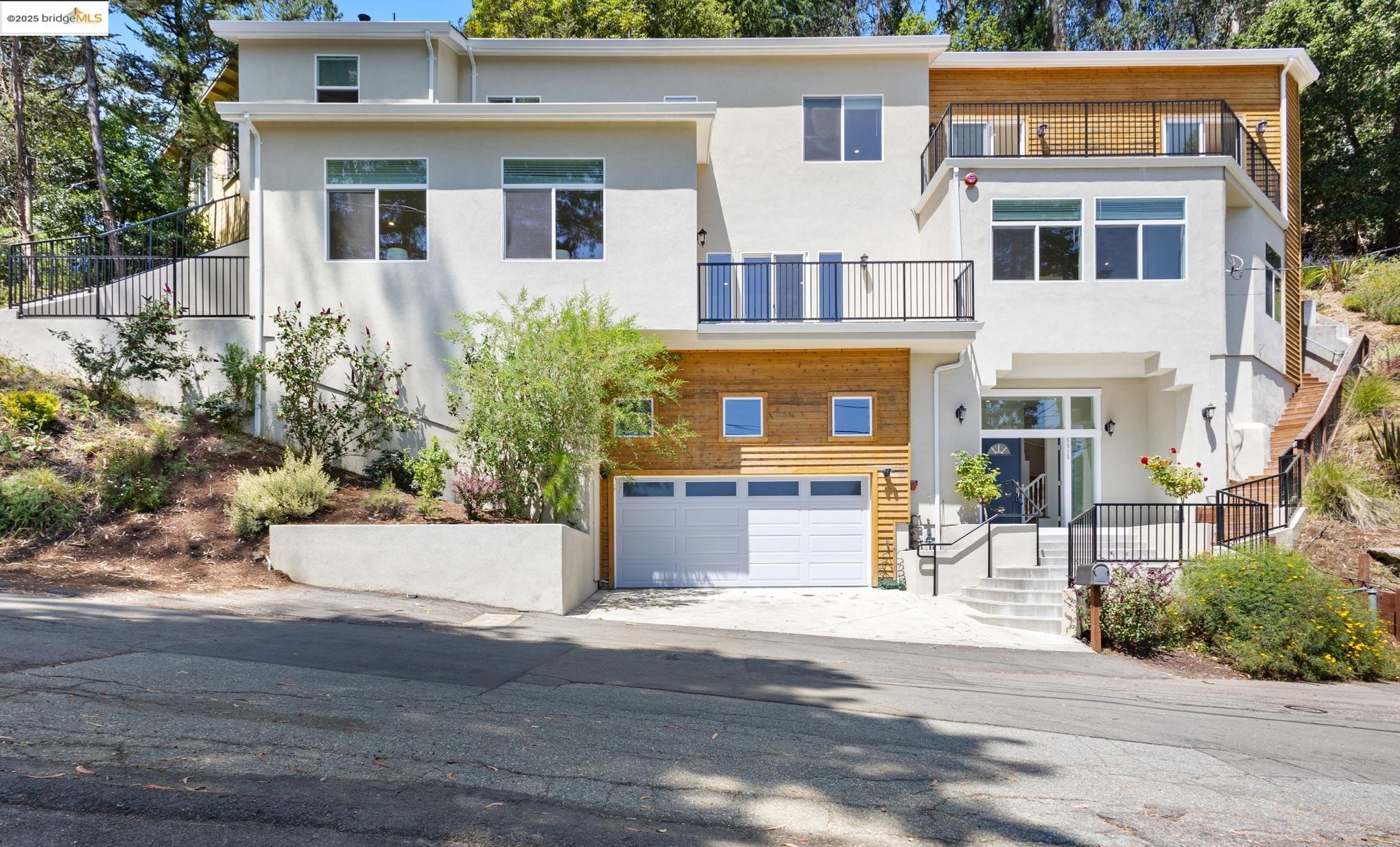Detail Gallery Image 1 of 1 For 5915 Balboa Dr, Oakland,  CA 94611 - 5 Beds | 5 Baths