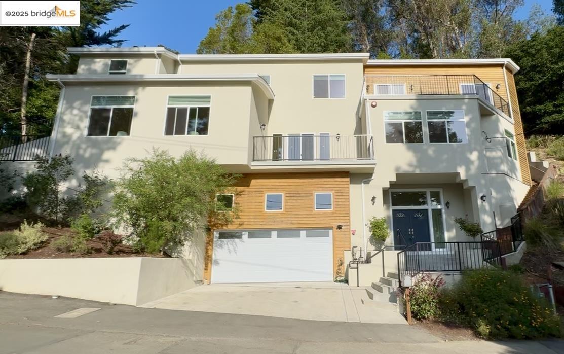 Detail Gallery Image 2 of 53 For 5915 Balboa Dr, Oakland,  CA 94611 - 5 Beds | 5 Baths