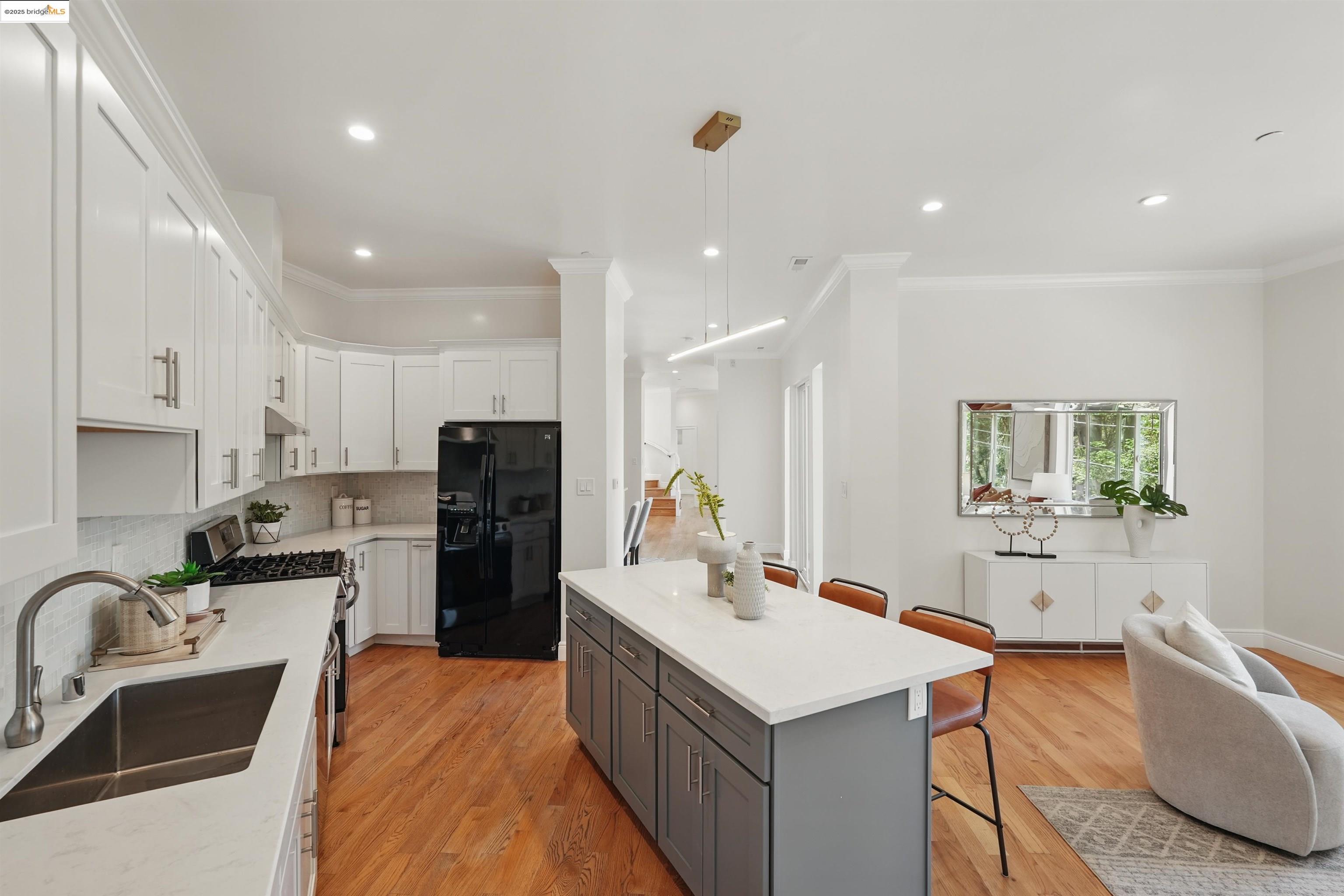 Detail Gallery Image 14 of 53 For 5915 Balboa Dr, Oakland,  CA 94611 - 5 Beds | 5 Baths