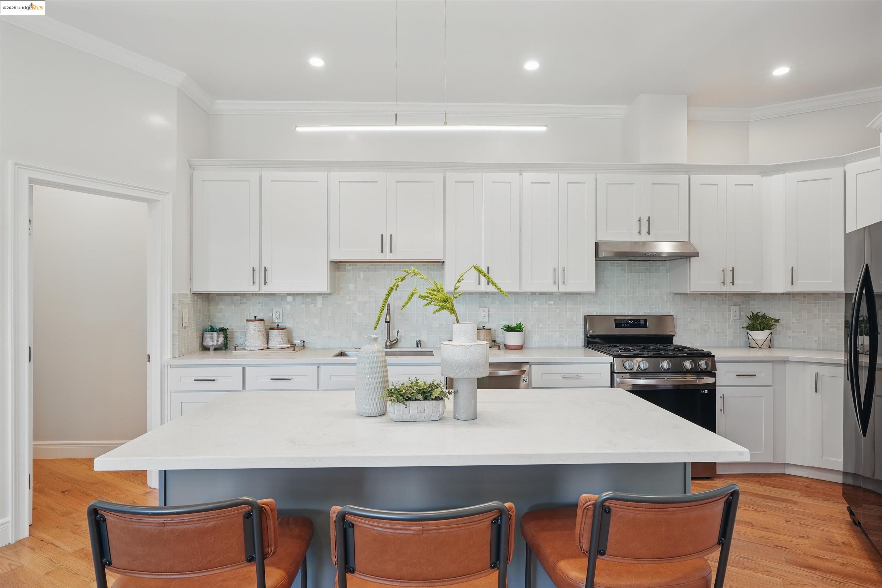 Detail Gallery Image 15 of 53 For 5915 Balboa Dr, Oakland,  CA 94611 - 5 Beds | 5 Baths