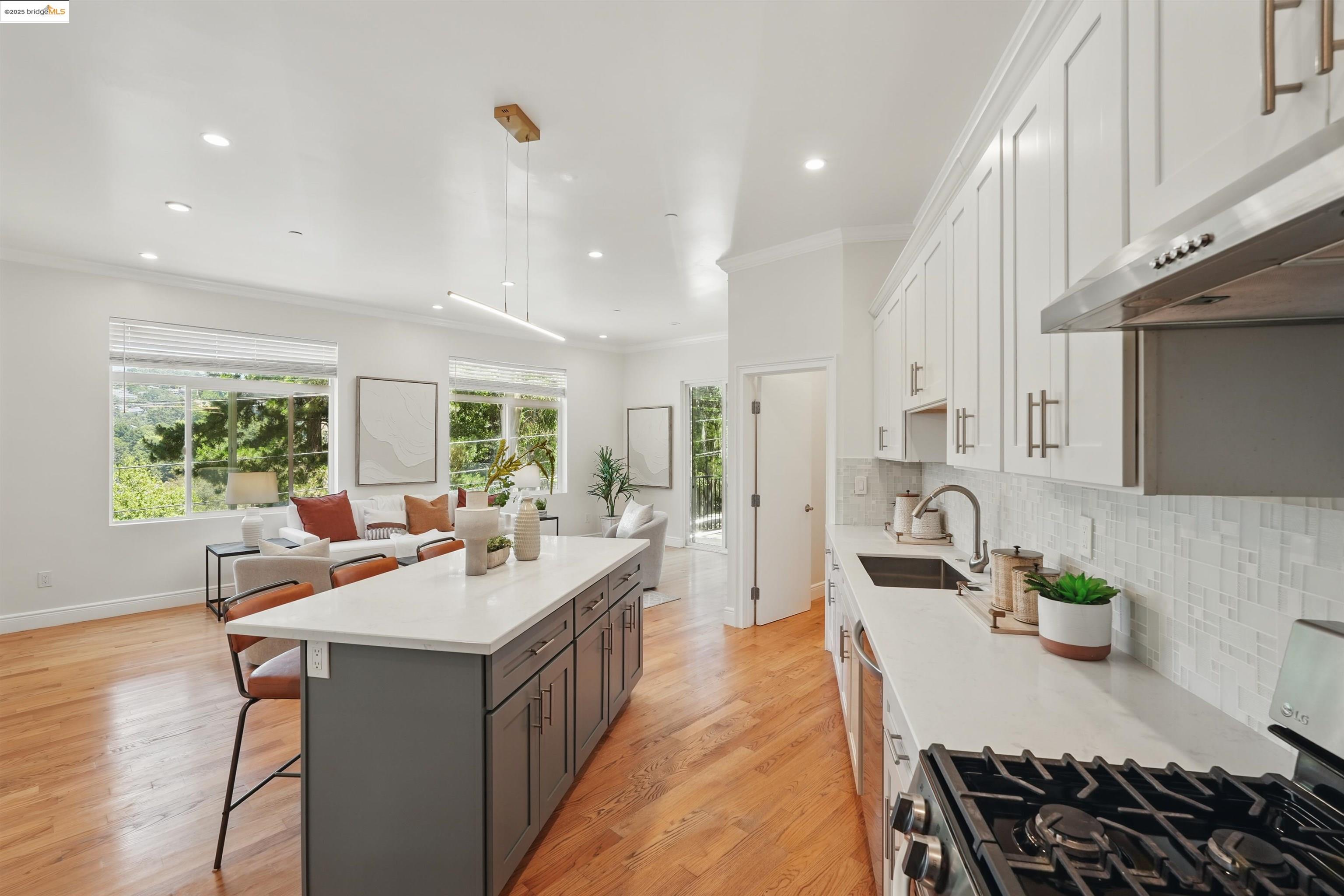 Detail Gallery Image 16 of 53 For 5915 Balboa Dr, Oakland,  CA 94611 - 5 Beds | 5 Baths