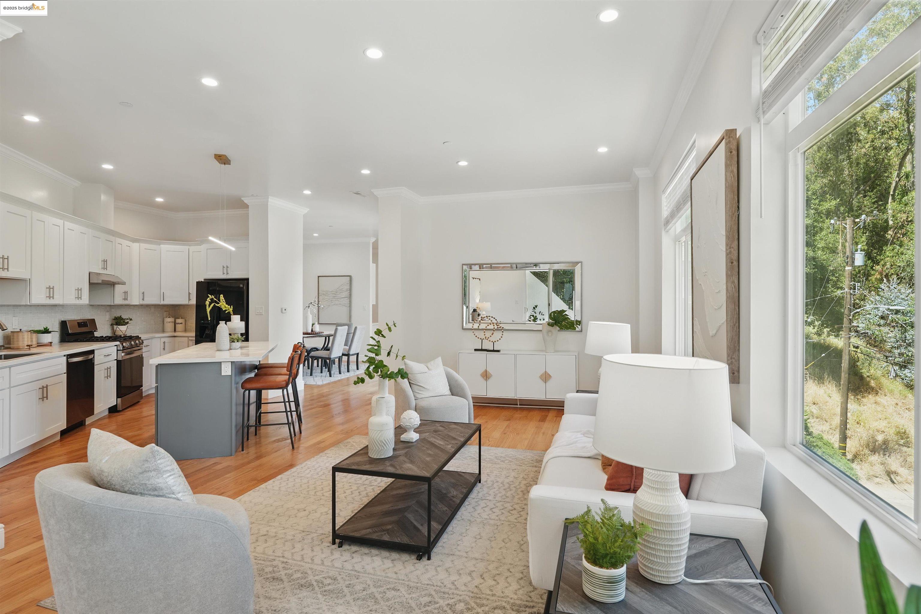 Detail Gallery Image 19 of 53 For 5915 Balboa Dr, Oakland,  CA 94611 - 5 Beds | 5 Baths