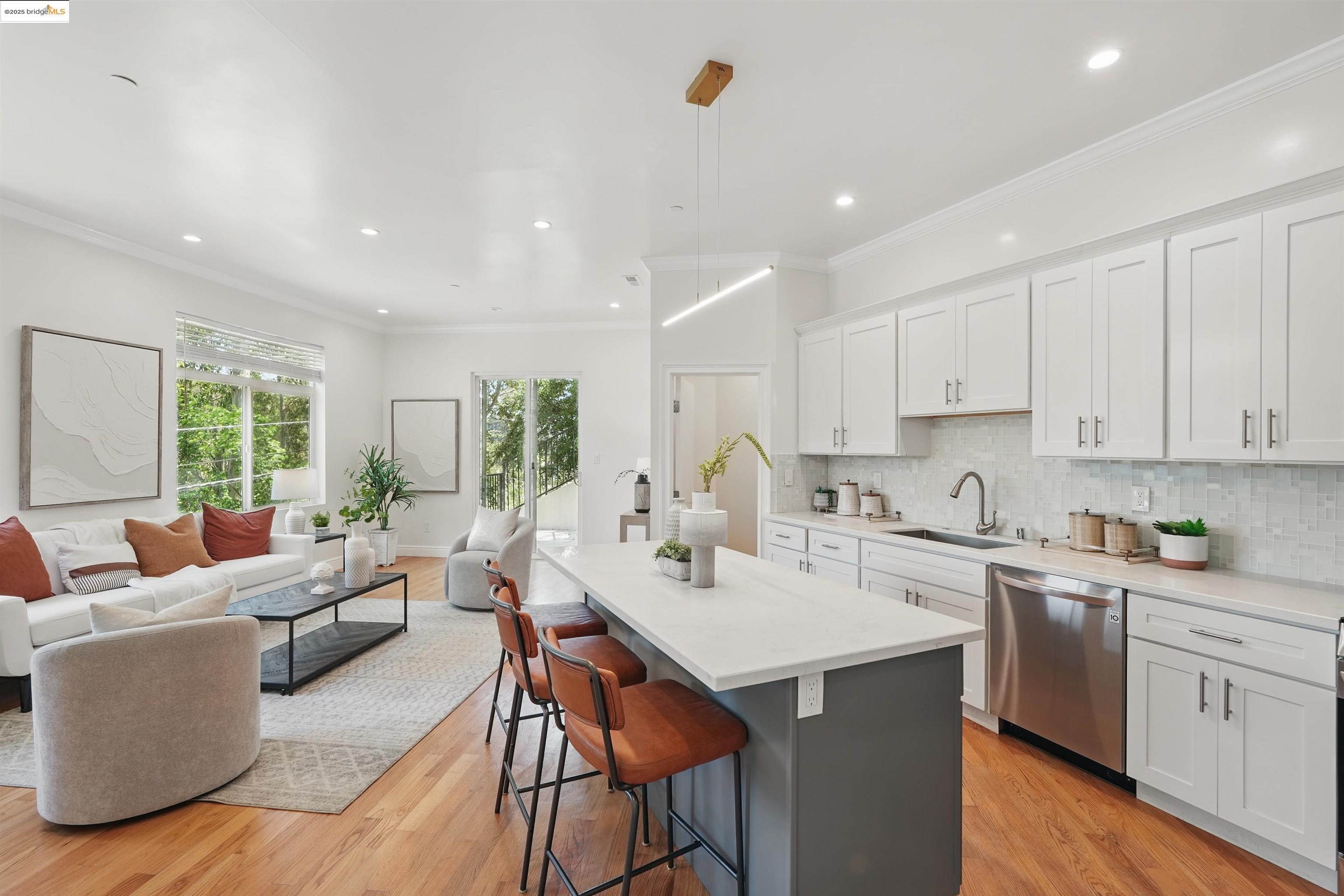 Detail Gallery Image 3 of 53 For 5915 Balboa Dr, Oakland,  CA 94611 - 5 Beds | 5 Baths