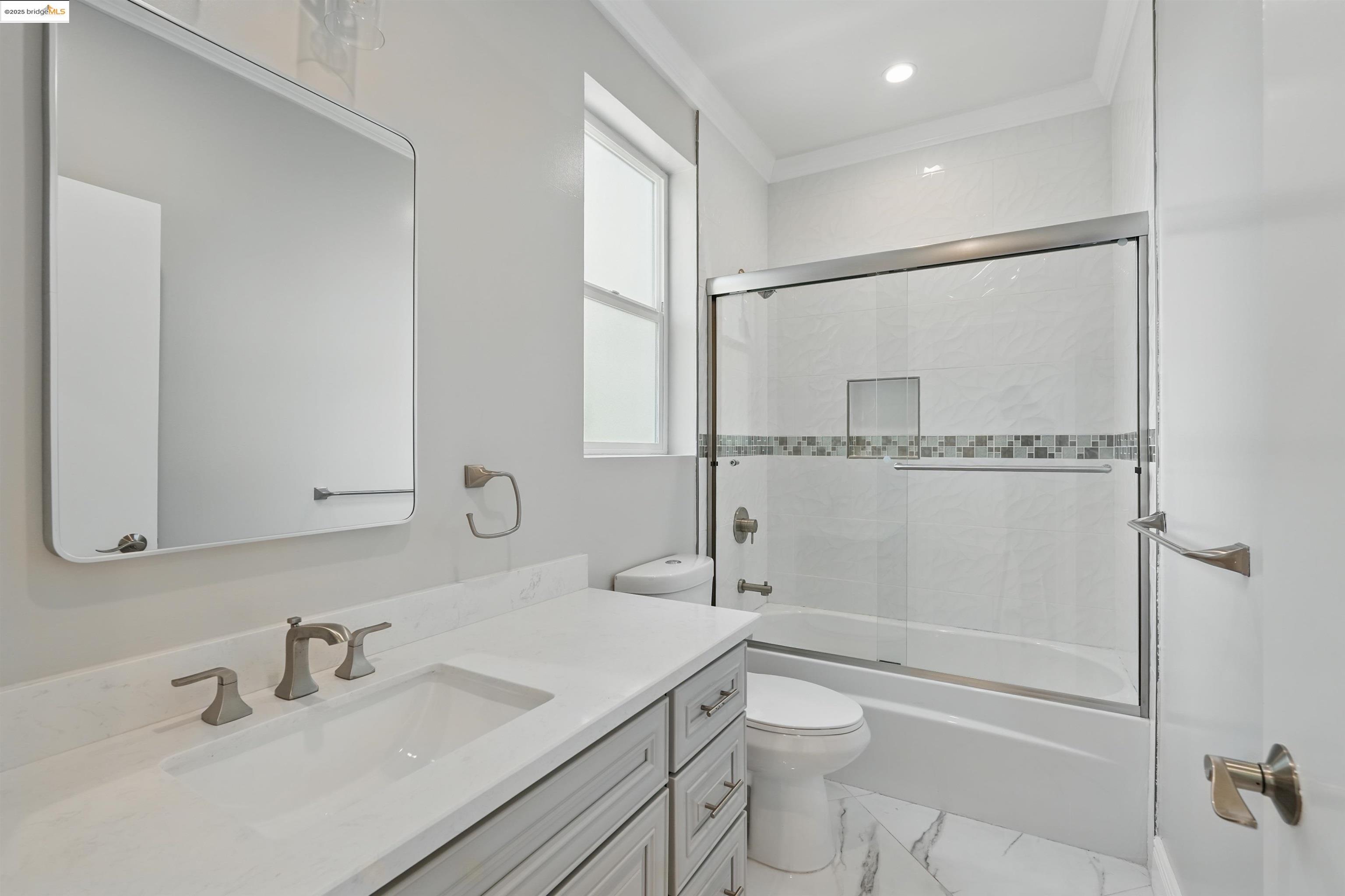 Detail Gallery Image 38 of 53 For 5915 Balboa Dr, Oakland,  CA 94611 - 5 Beds | 5 Baths