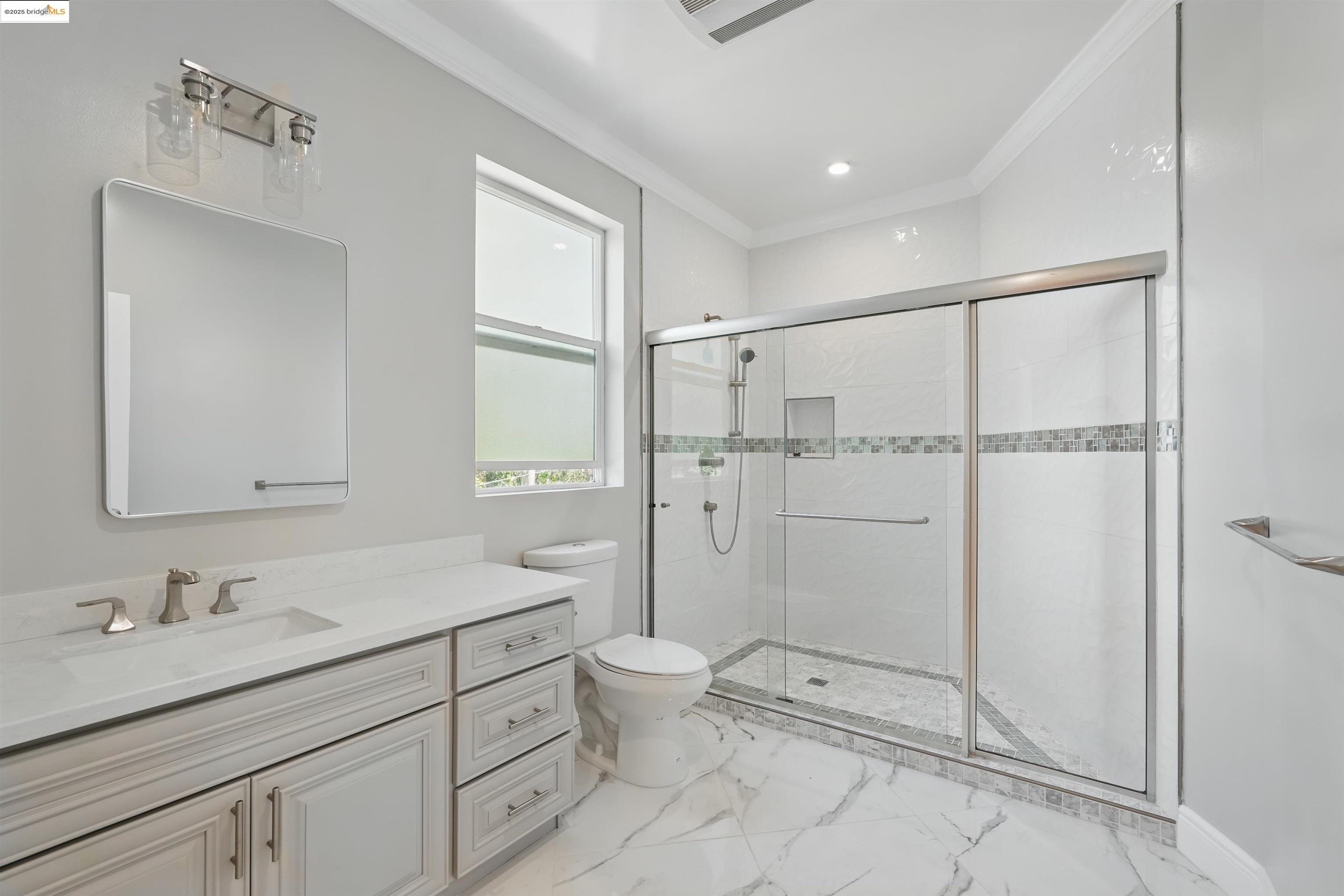 Detail Gallery Image 39 of 53 For 5915 Balboa Dr, Oakland,  CA 94611 - 5 Beds | 5 Baths
