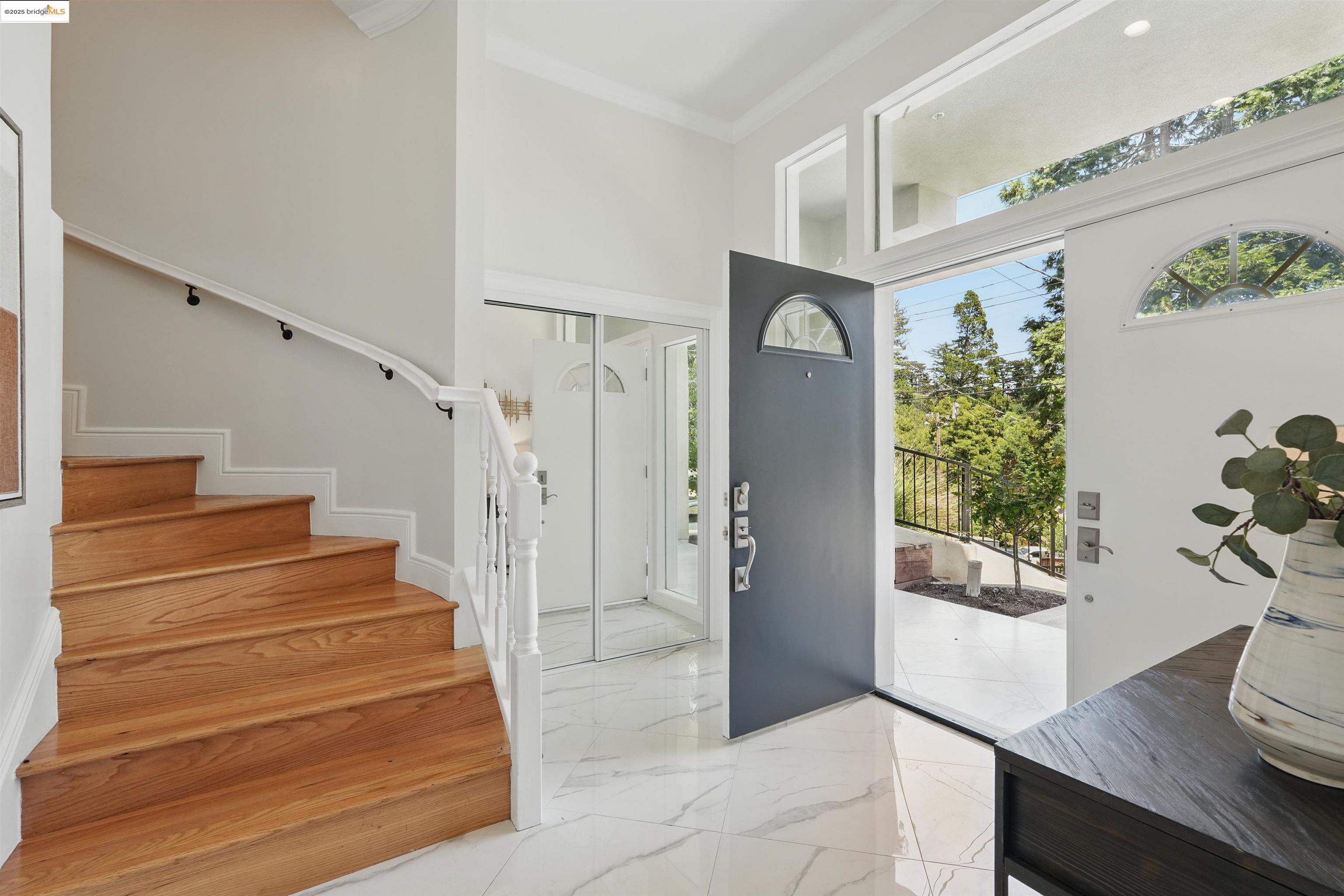 Detail Gallery Image 5 of 53 For 5915 Balboa Dr, Oakland,  CA 94611 - 5 Beds | 5 Baths
