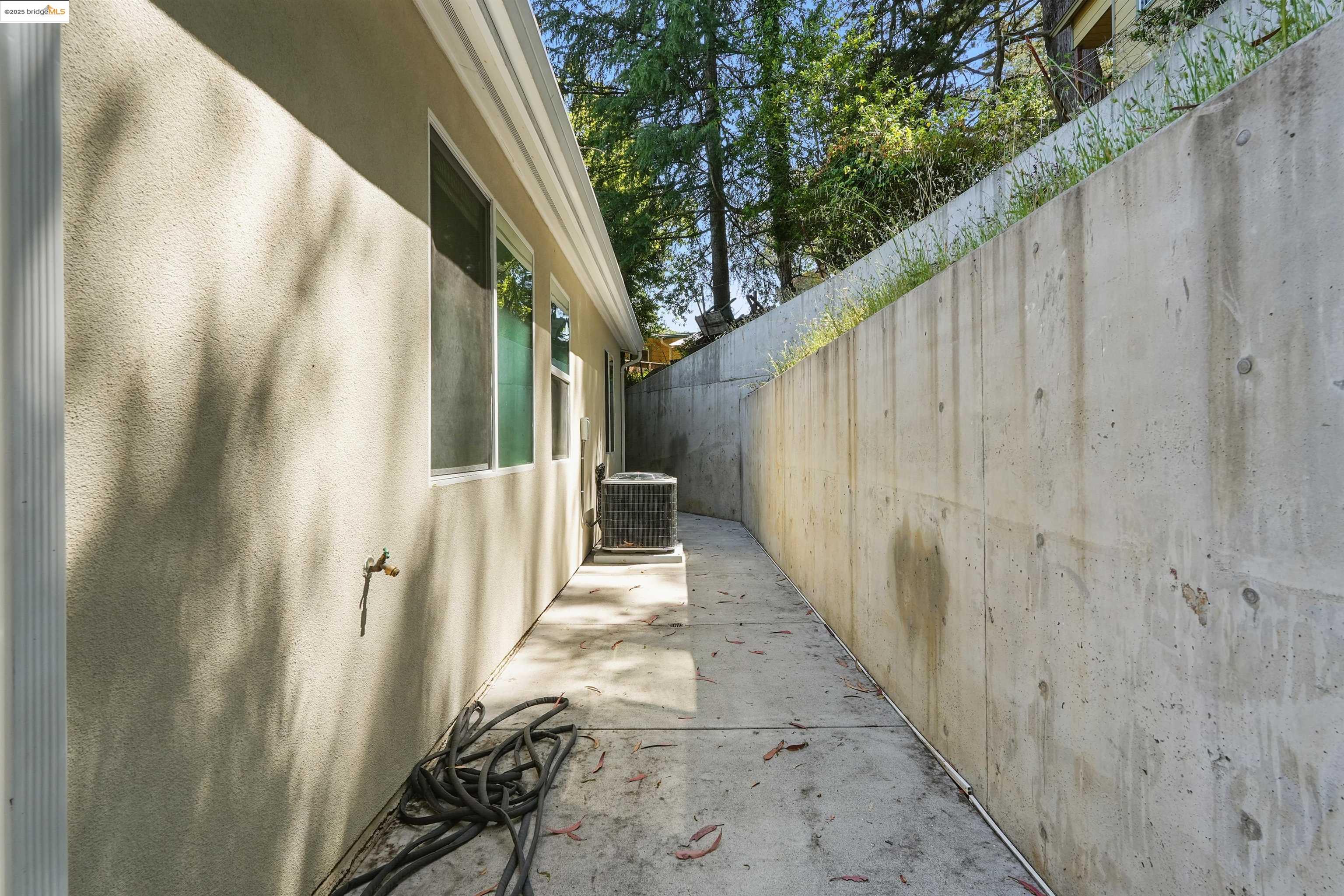 Detail Gallery Image 49 of 53 For 5915 Balboa Dr, Oakland,  CA 94611 - 5 Beds | 5 Baths