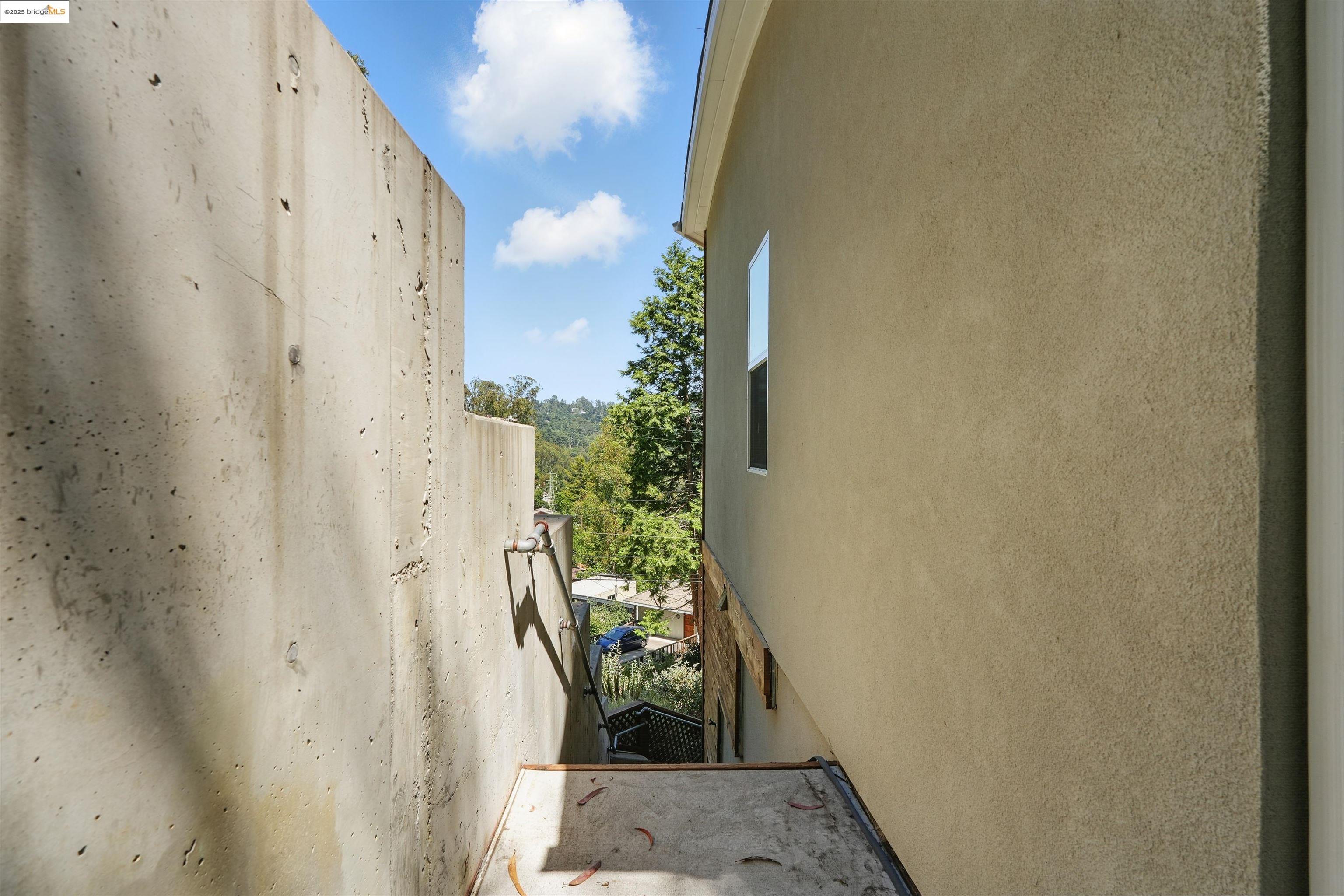 Detail Gallery Image 50 of 53 For 5915 Balboa Dr, Oakland,  CA 94611 - 5 Beds | 5 Baths
