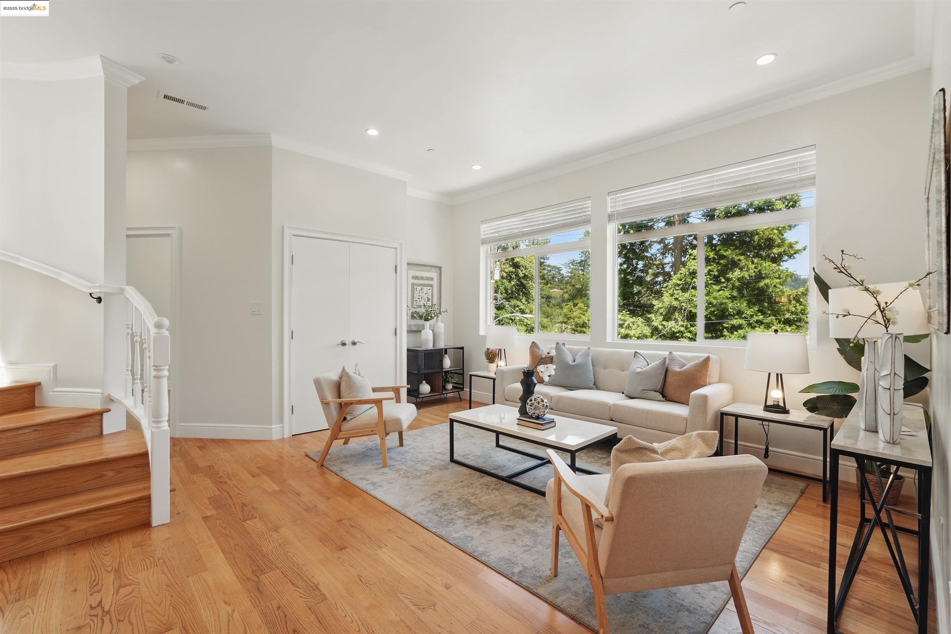 Detail Gallery Image 8 of 53 For 5915 Balboa Dr, Oakland,  CA 94611 - 5 Beds | 5 Baths