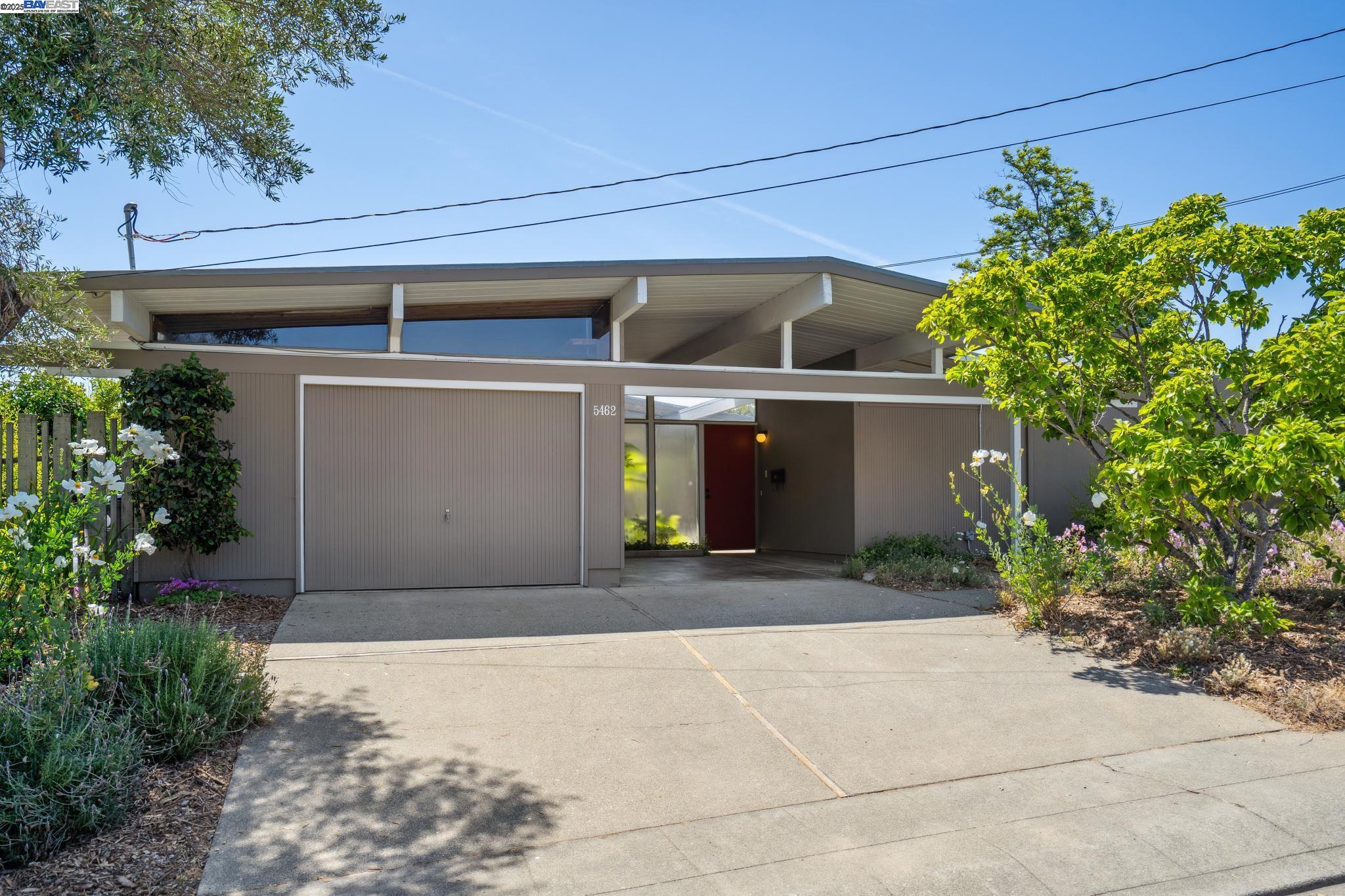 Detail Gallery Image 1 of 1 For 5462 Greenridge Rd, Castro Valley,  CA 94552 - 4 Beds | 2 Baths
