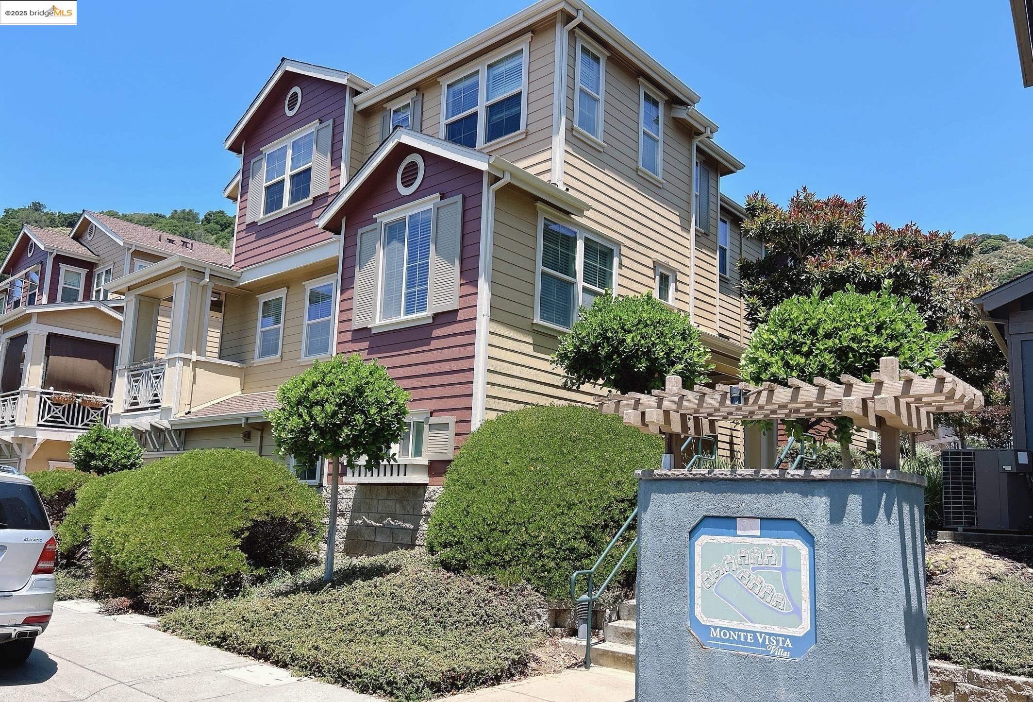 Detail Gallery Image 3 of 45 For 6136 Old Quarry Loop, Oakland,  CA 94605 - 2 Beds | 2/1 Baths