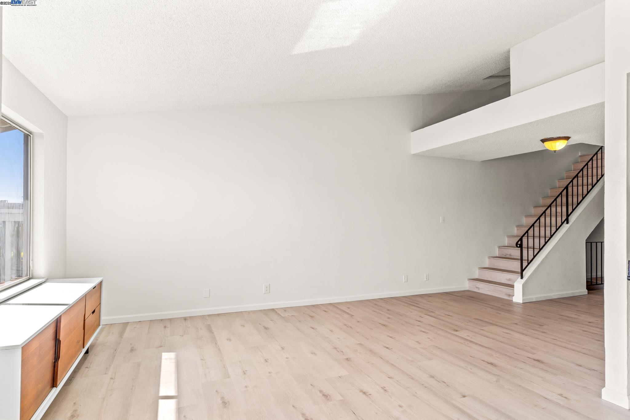 Detail Gallery Image 12 of 41 For 446 Bayview Cir, San Francisco,  CA 94124 - 3 Beds | 2/1 Baths