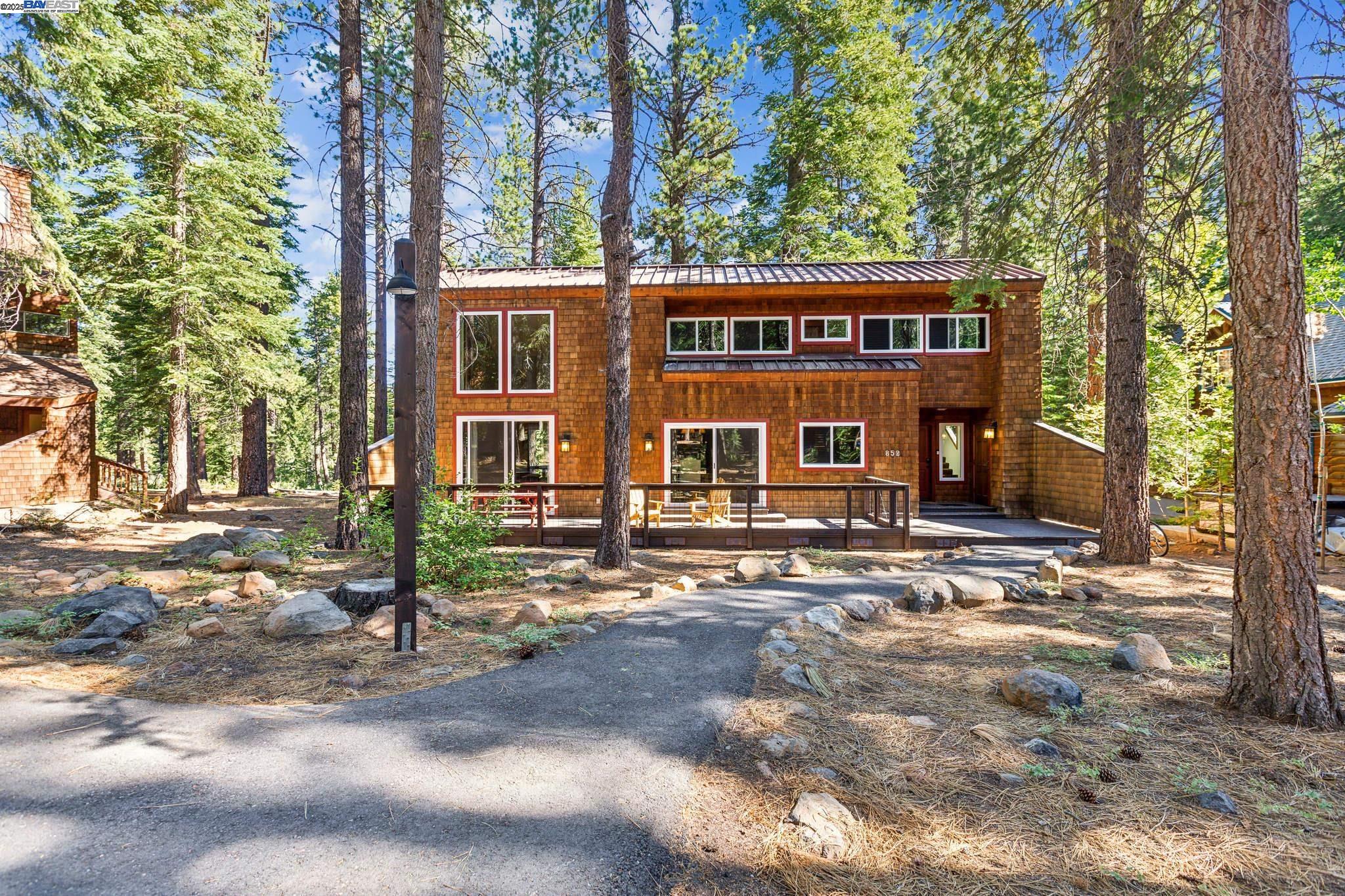 Detail Gallery Image 1 of 18 For 852 Beaver Pond, Truckee,  CA 96161 - 4 Beds | 3 Baths