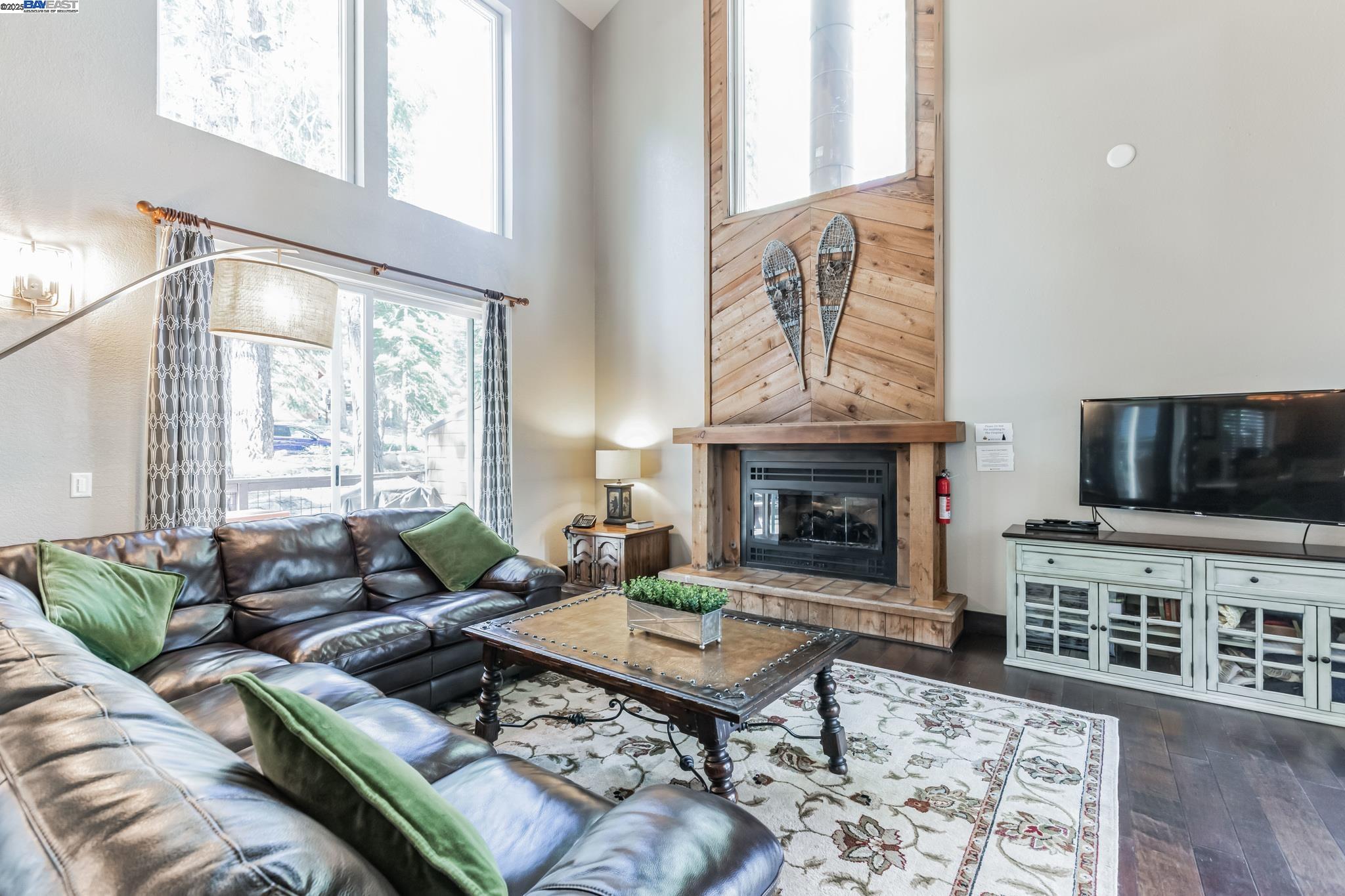 Detail Gallery Image 4 of 18 For 852 Beaver Pond, Truckee,  CA 96161 - 4 Beds | 3 Baths