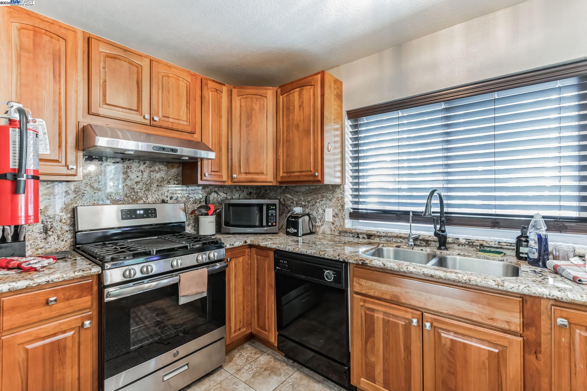 Detail Gallery Image 5 of 18 For 852 Beaver Pond, Truckee,  CA 96161 - 4 Beds | 3 Baths