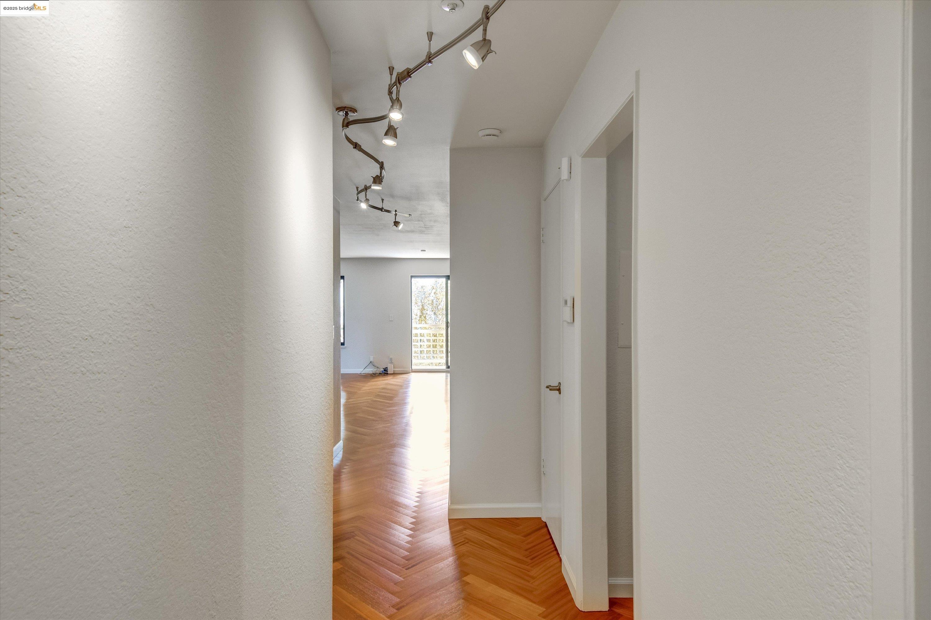 Detail Gallery Image 5 of 42 For 805 Red Leaf Court, San Francisco,  CA 94134 - 3 Beds | 2 Baths