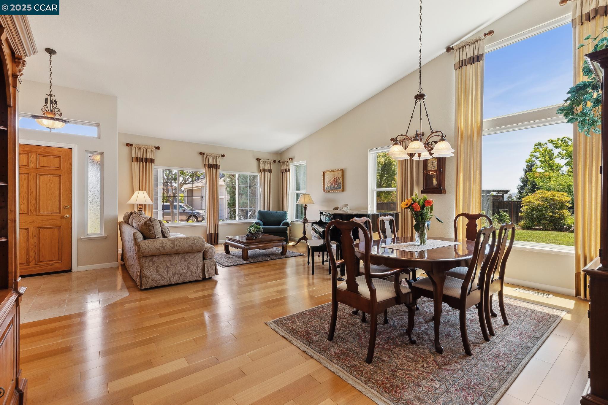 Detail Gallery Image 4 of 38 For 21 Mercury Ct, Pleasant Hill,  CA 94523 - 4 Beds | 2 Baths