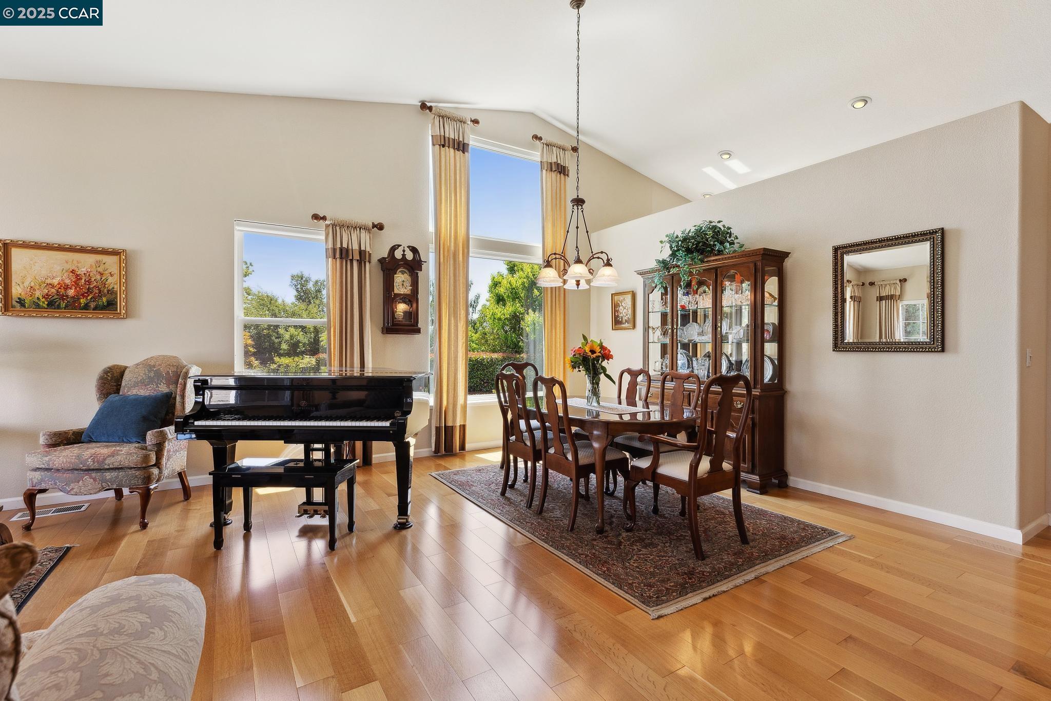 Detail Gallery Image 5 of 38 For 21 Mercury Ct, Pleasant Hill,  CA 94523 - 4 Beds | 2 Baths