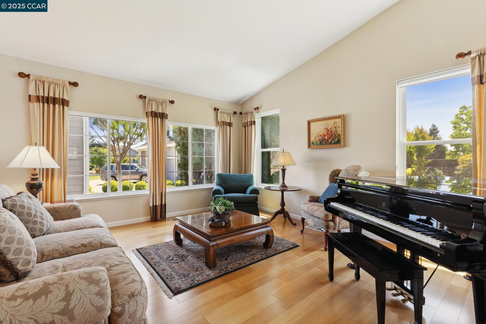 Detail Gallery Image 6 of 38 For 21 Mercury Ct, Pleasant Hill,  CA 94523 - 4 Beds | 2 Baths