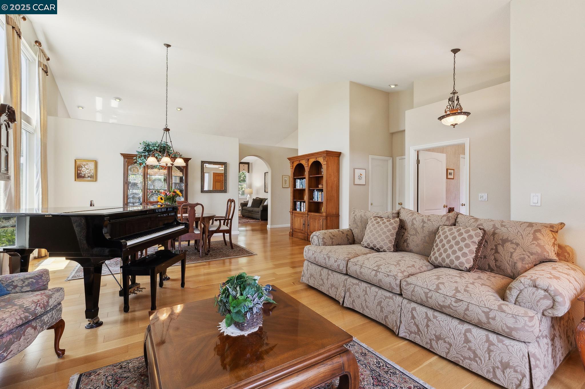 Detail Gallery Image 7 of 38 For 21 Mercury Ct, Pleasant Hill,  CA 94523 - 4 Beds | 2 Baths