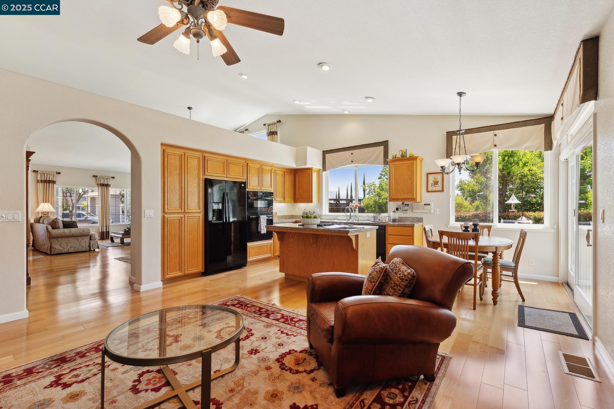 Detail Gallery Image 9 of 38 For 21 Mercury Ct, Pleasant Hill,  CA 94523 - 4 Beds | 2 Baths