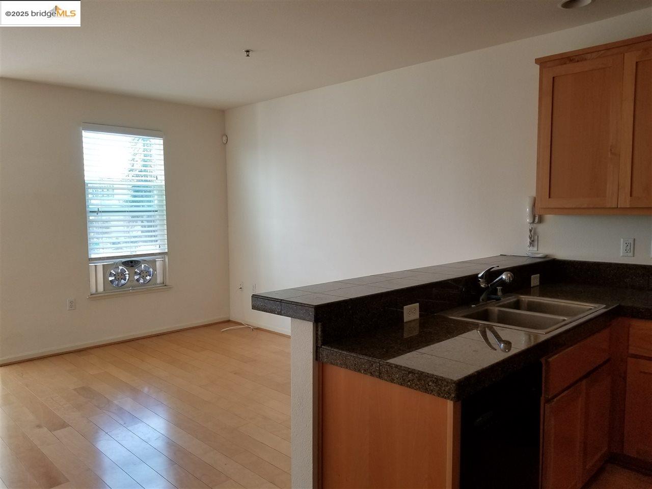 655 12Th St # 309, Oakland, California 94607, 1 Bedroom Bedrooms, 3 Rooms Rooms,1 BathroomBathrooms,Residential Lease,For Rent,655 12Th St # 309,41099844