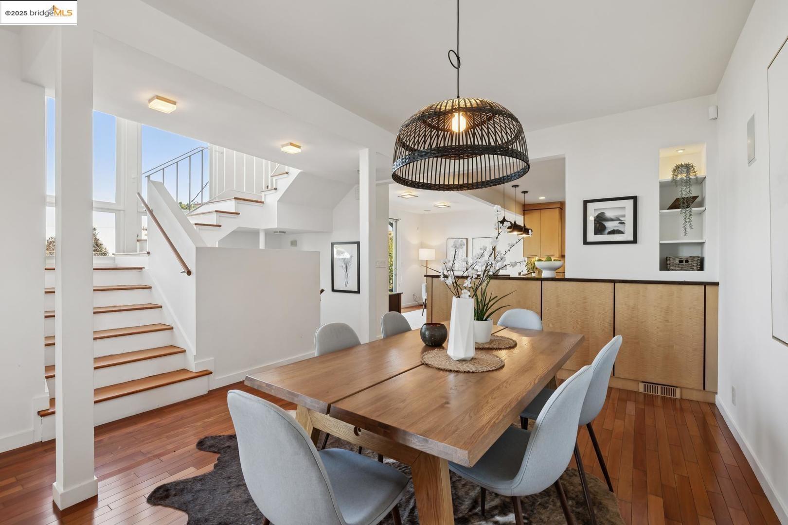 Detail Gallery Image 11 of 51 For 935 Grizzly Peak Blvd, Berkeley,  CA 94708 - 4 Beds | 2/1 Baths