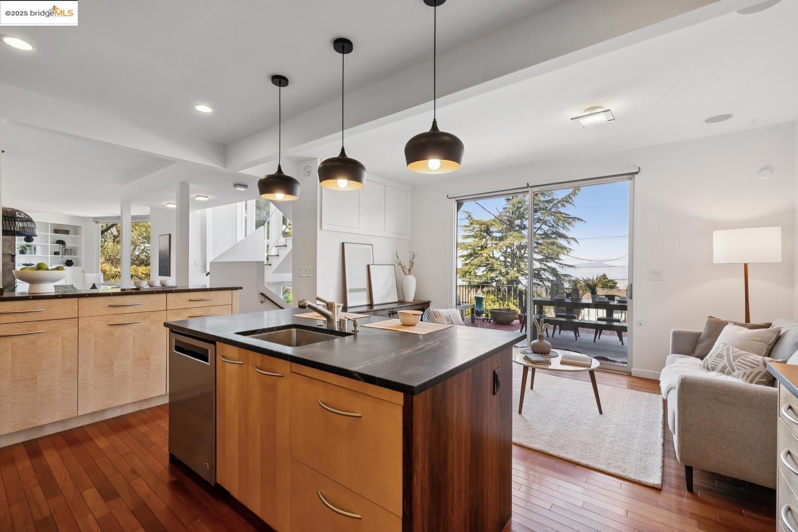 Detail Gallery Image 14 of 51 For 935 Grizzly Peak Blvd, Berkeley,  CA 94708 - 4 Beds | 2/1 Baths