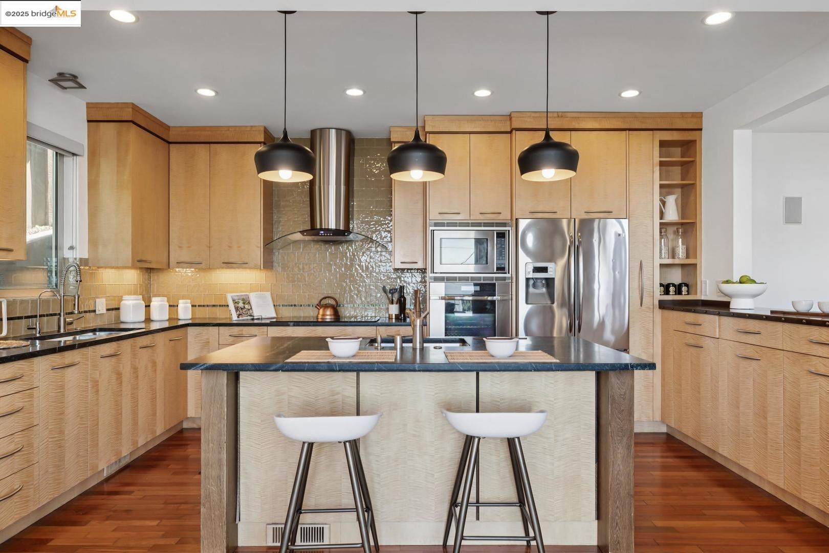 Detail Gallery Image 15 of 51 For 935 Grizzly Peak Blvd, Berkeley,  CA 94708 - 4 Beds | 2/1 Baths