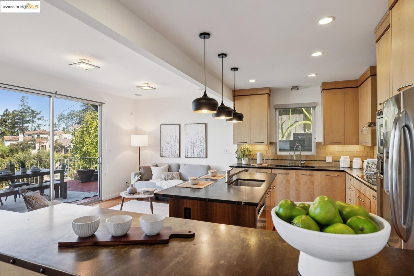 Detail Gallery Image 15 of 46 For 935 Grizzly Peak Blvd, Berkeley,  CA 94708 - 4 Beds | 2/1 Baths