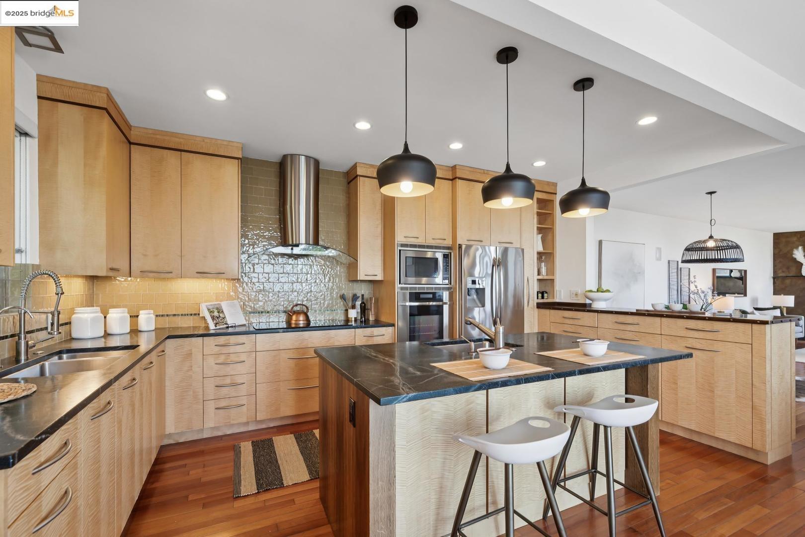 Detail Gallery Image 16 of 51 For 935 Grizzly Peak Blvd, Berkeley,  CA 94708 - 4 Beds | 2/1 Baths