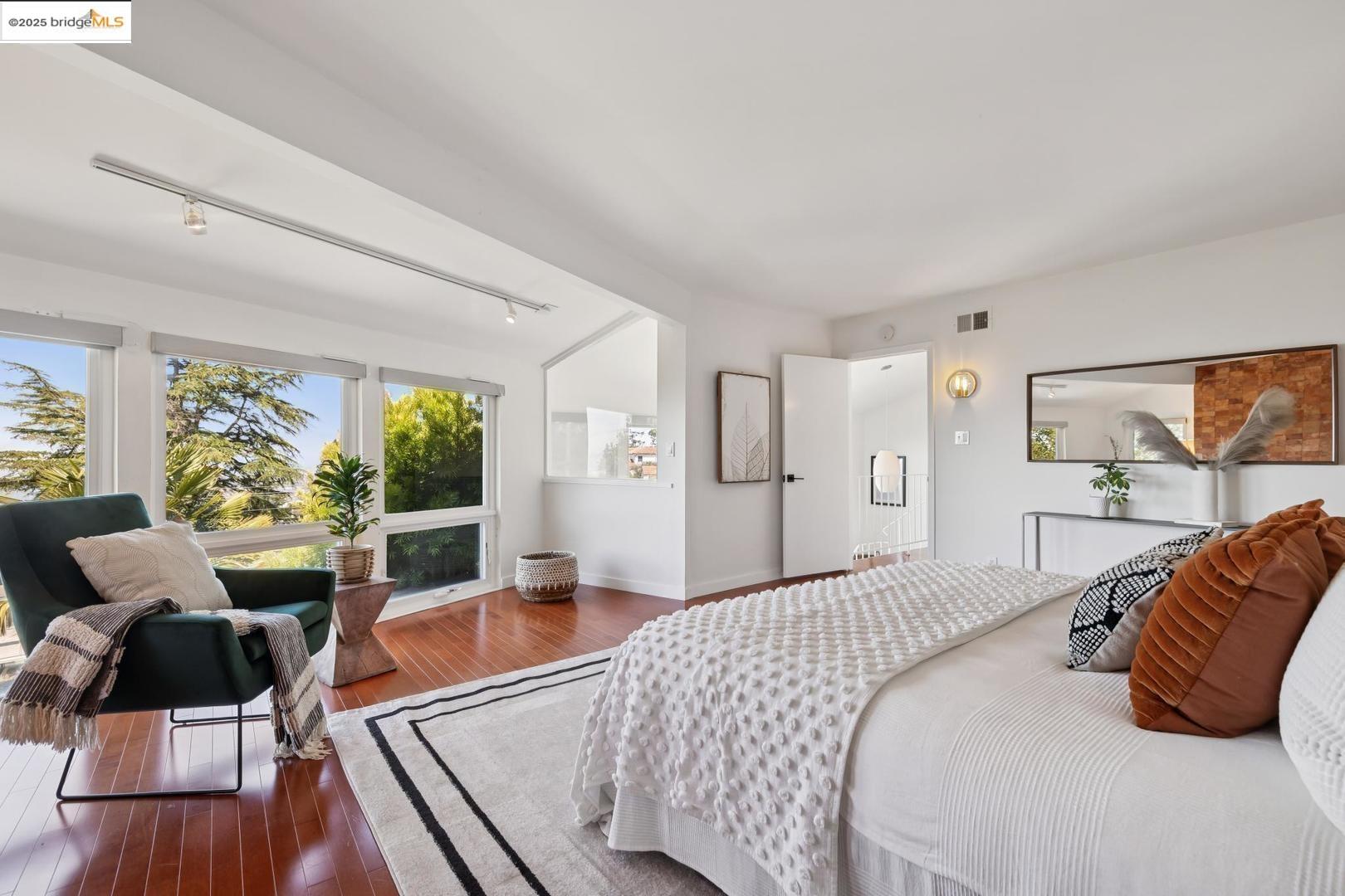 Detail Gallery Image 26 of 51 For 935 Grizzly Peak Blvd, Berkeley,  CA 94708 - 4 Beds | 2/1 Baths