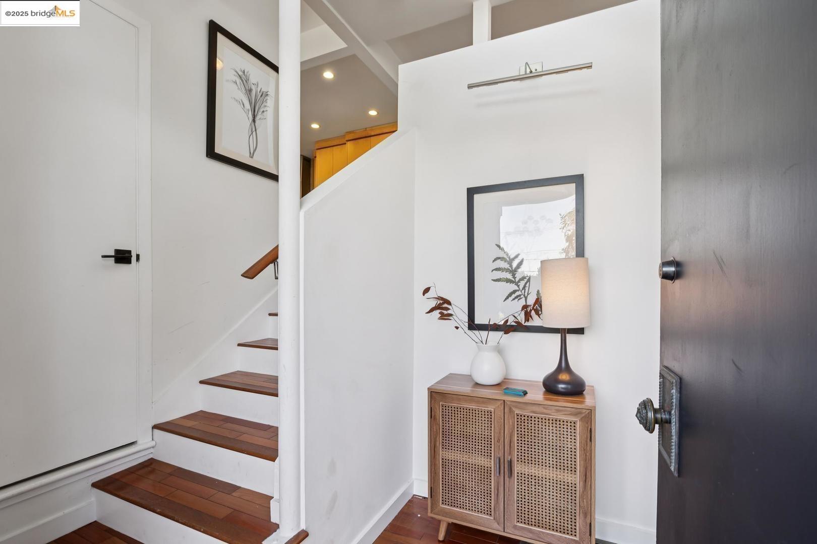 Detail Gallery Image 6 of 51 For 935 Grizzly Peak Blvd, Berkeley,  CA 94708 - 4 Beds | 2/1 Baths