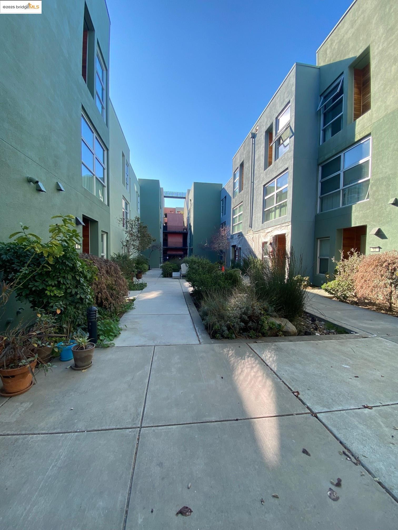 83 Glashaus Loop, Emeryville, California 94608, 2 Bedrooms Bedrooms, 5 Rooms Rooms,2 BathroomsBathrooms,Residential Lease,For Rent,83 Glashaus Loop,41099876