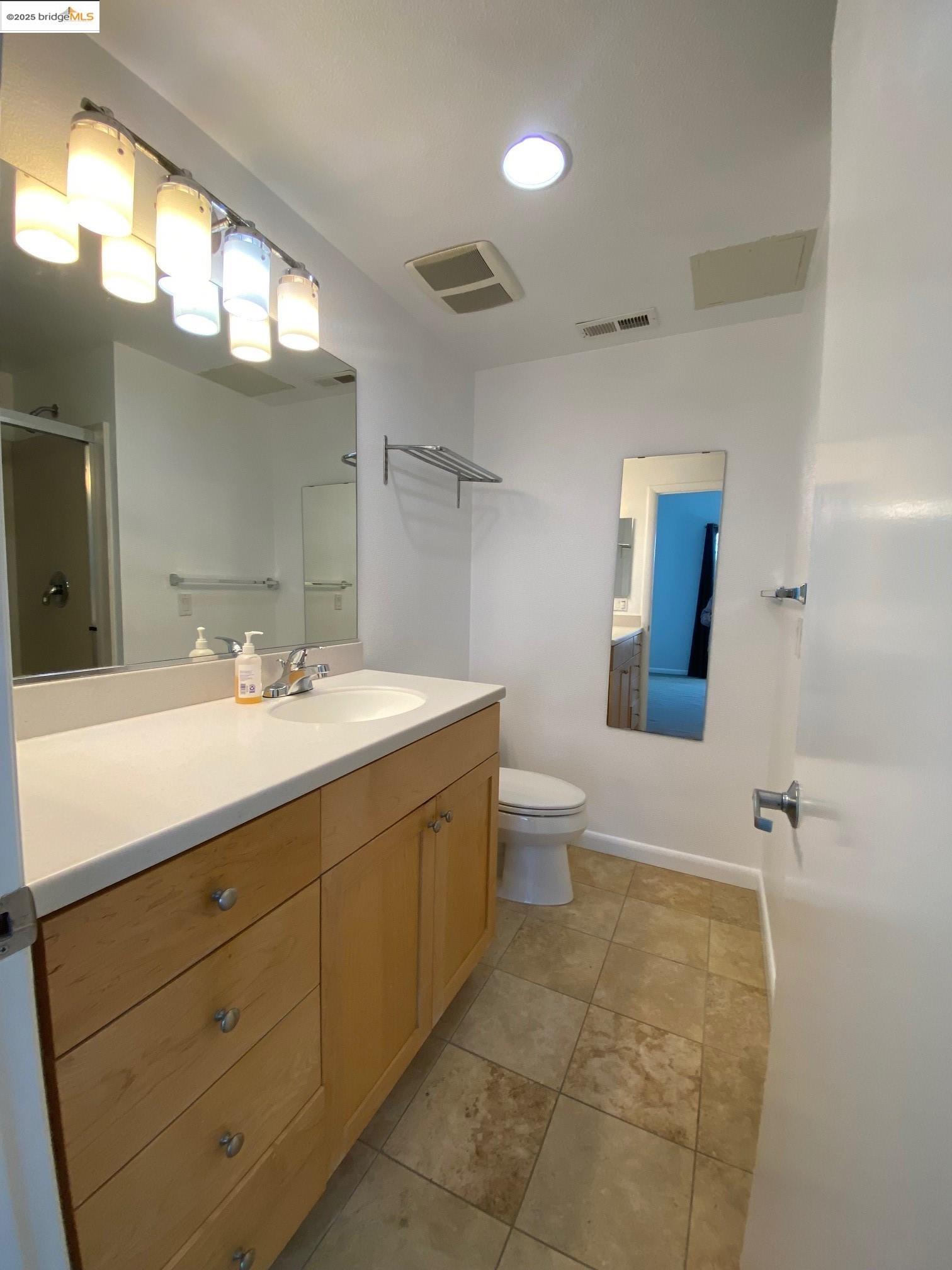 83 Glashaus Loop, Emeryville, California 94608, 2 Bedrooms Bedrooms, 5 Rooms Rooms,2 BathroomsBathrooms,Residential Lease,For Rent,83 Glashaus Loop,41099876