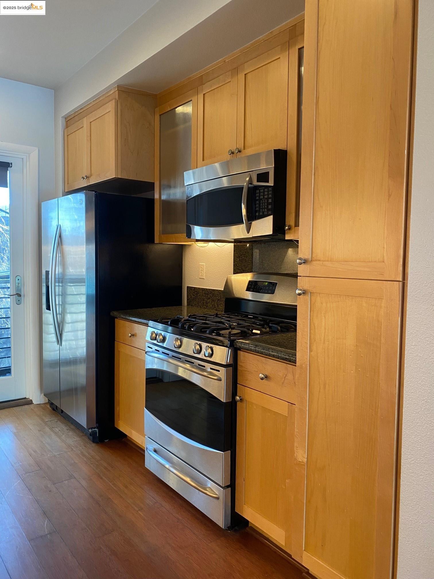 83 Glashaus Loop, Emeryville, California 94608, 2 Bedrooms Bedrooms, 5 Rooms Rooms,2 BathroomsBathrooms,Residential Lease,For Rent,83 Glashaus Loop,41099876
