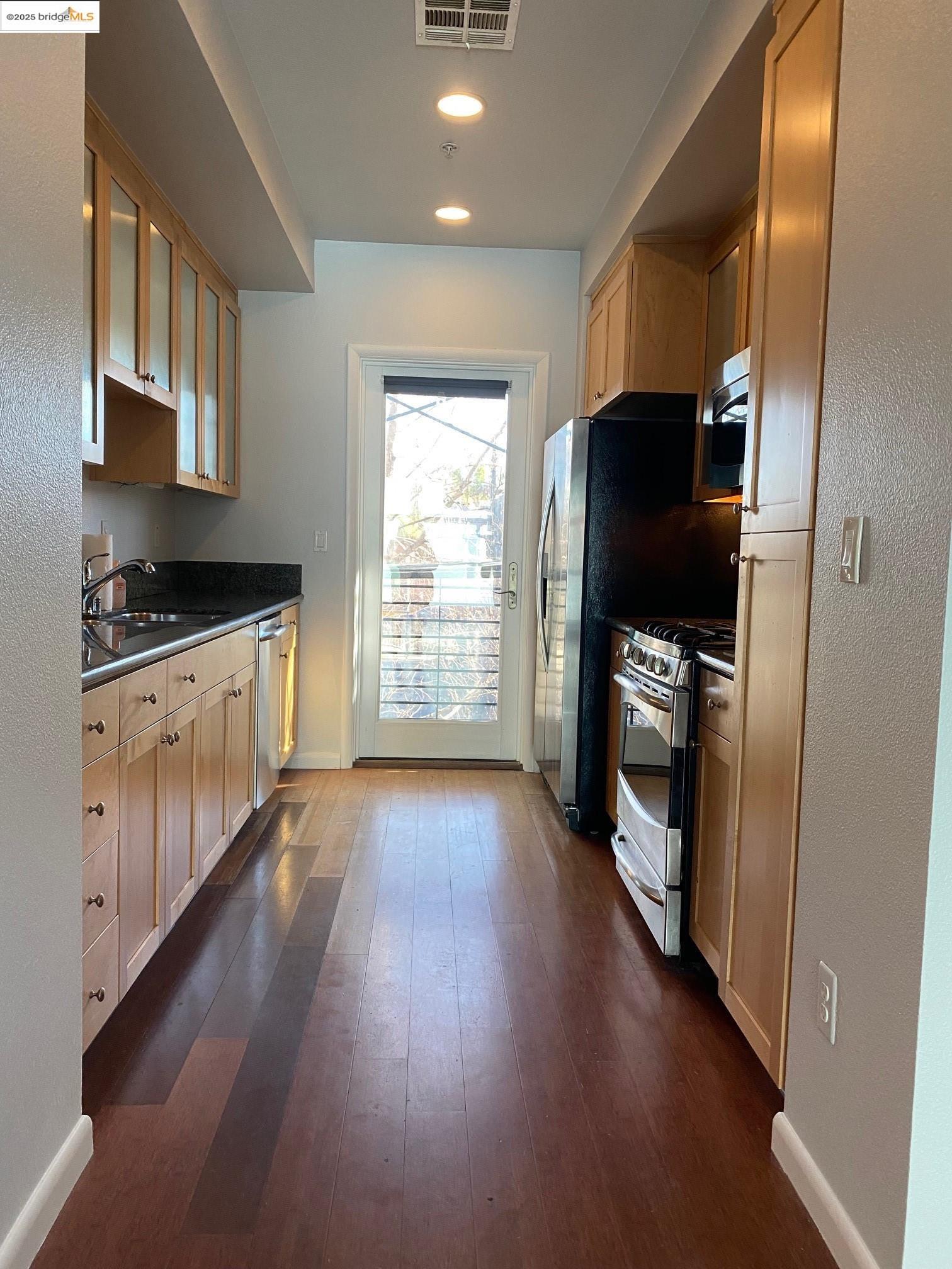 83 Glashaus Loop, Emeryville, California 94608, 2 Bedrooms Bedrooms, 5 Rooms Rooms,2 BathroomsBathrooms,Residential Lease,For Rent,83 Glashaus Loop,41099876