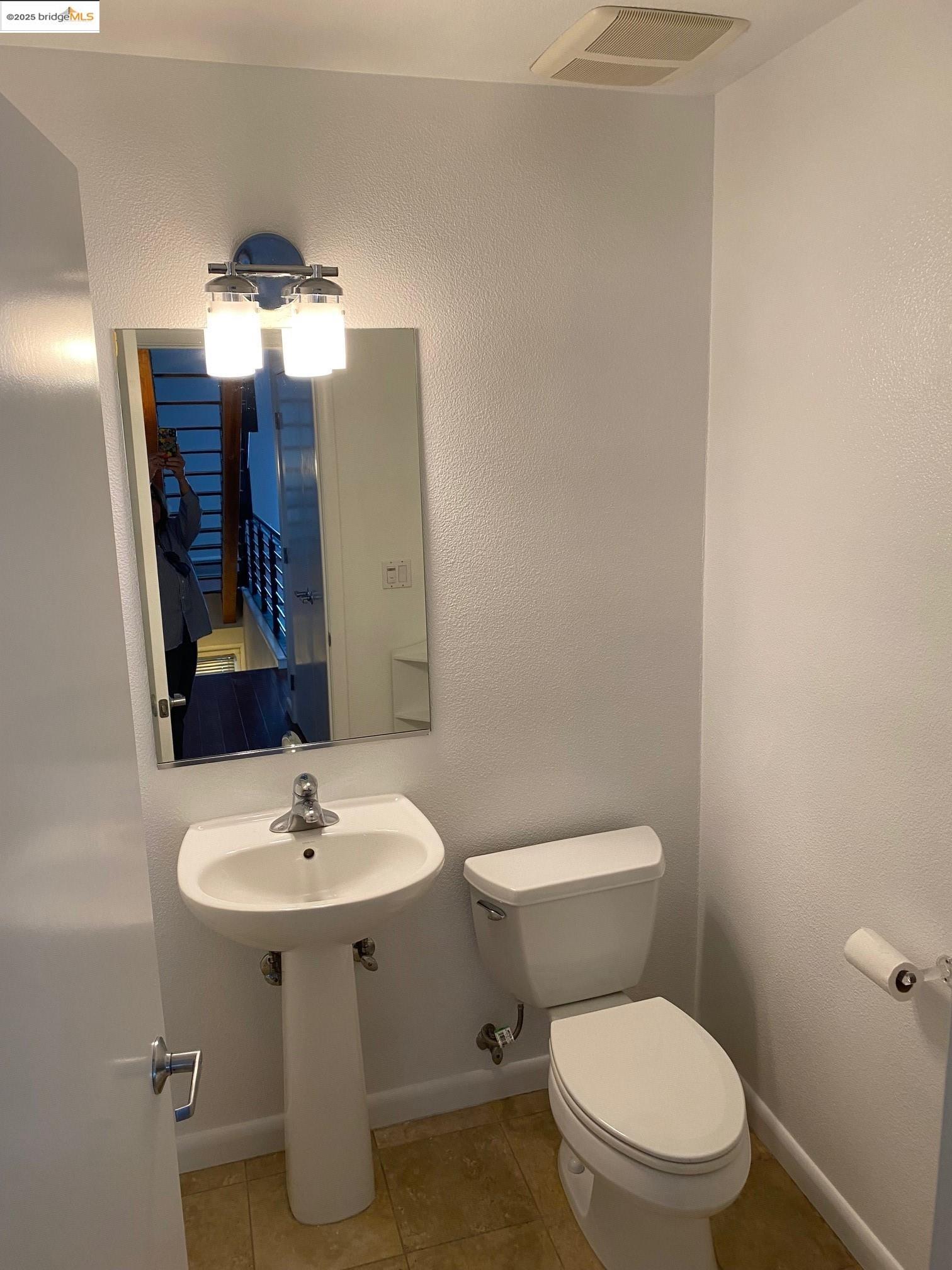 83 Glashaus Loop, Emeryville, California 94608, 2 Bedrooms Bedrooms, 5 Rooms Rooms,2 BathroomsBathrooms,Residential Lease,For Rent,83 Glashaus Loop,41099876